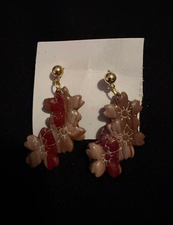 Modèles Ella marron et bordeaux.