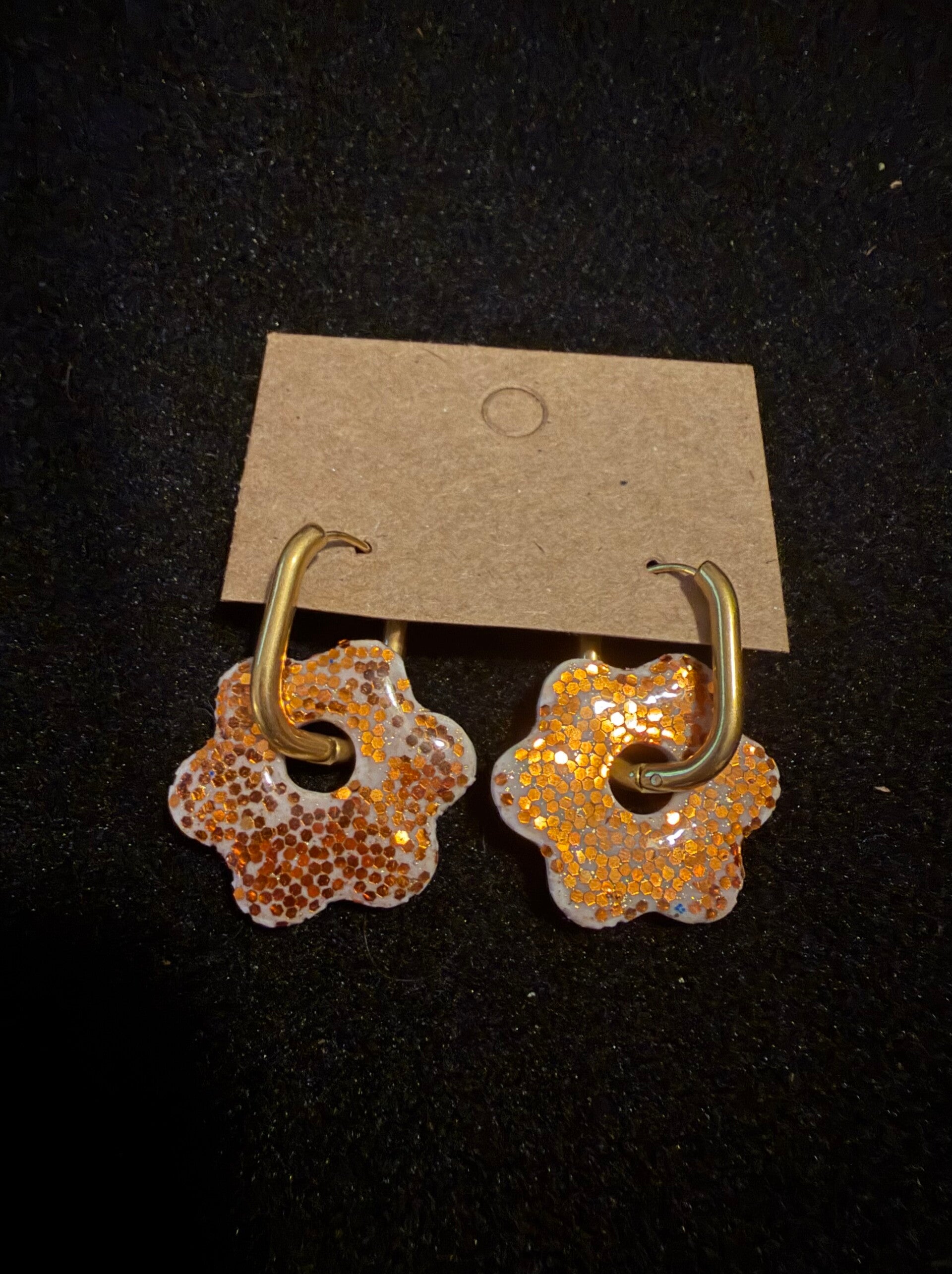 Modèles anémone blanche avec des paillettes.