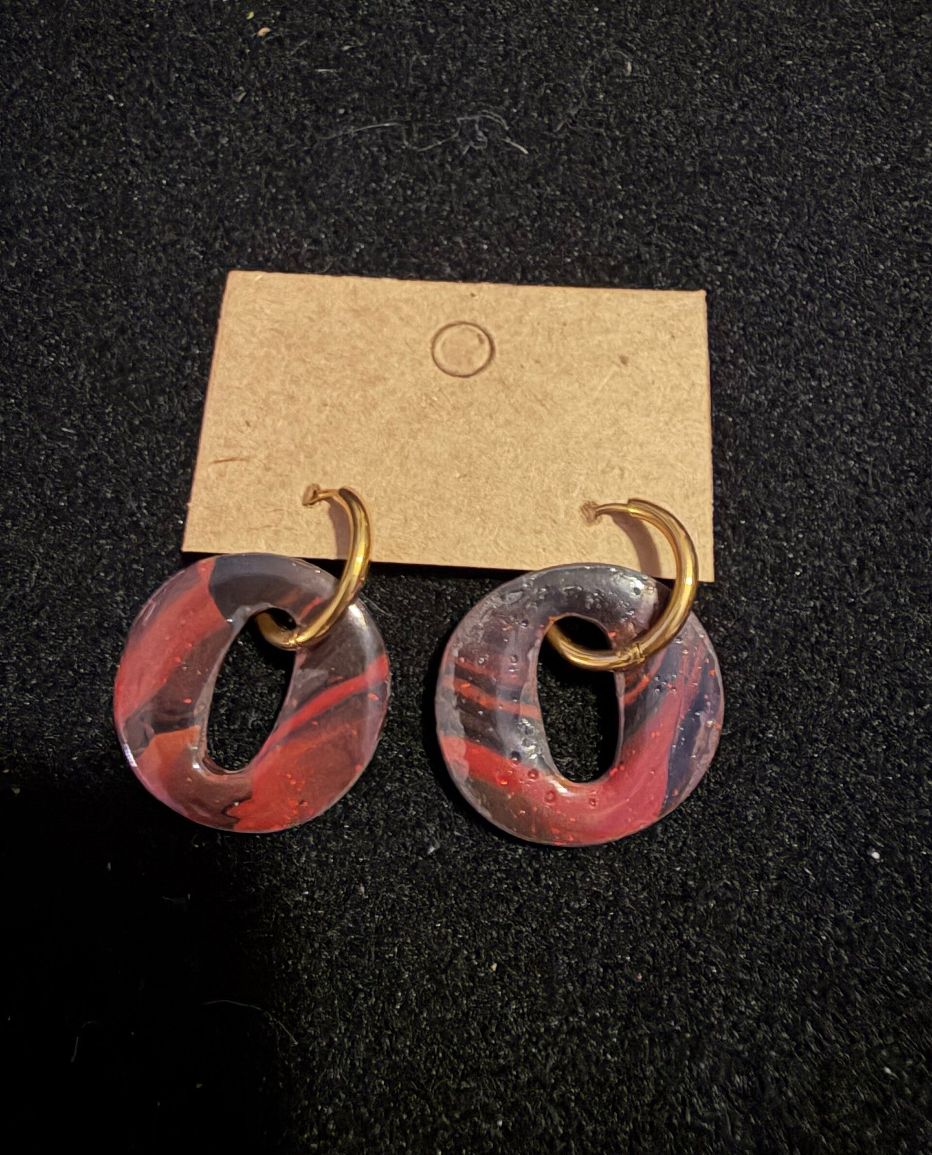 Modèles Mona noir et bordeaux.