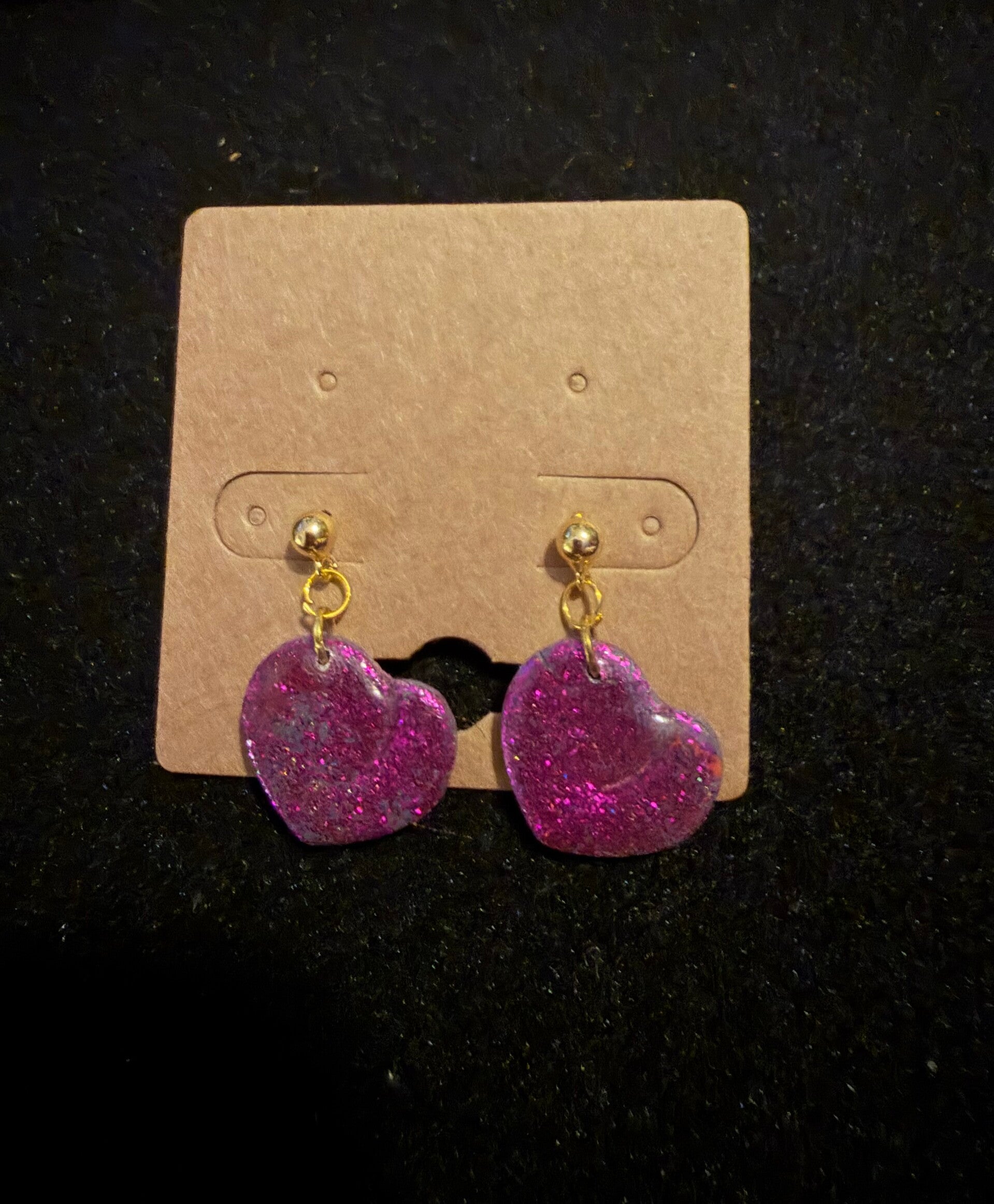 Modèles coeur bordeaux pailletés.