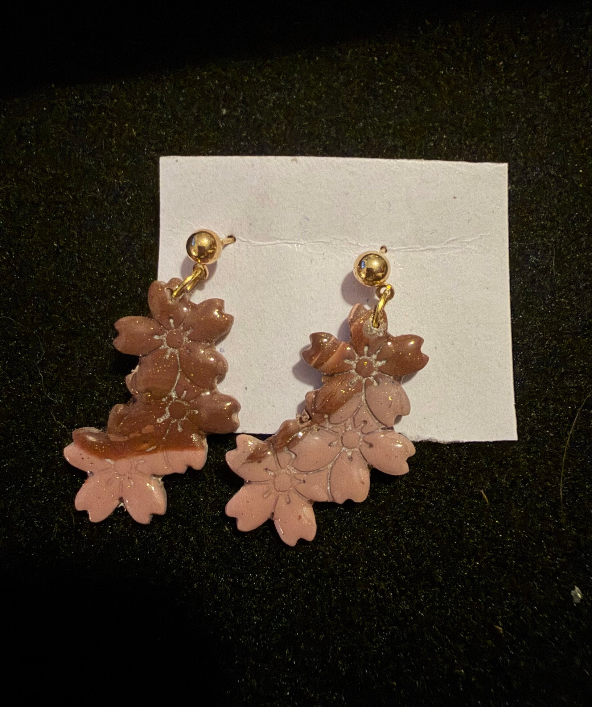 Modèles Ella marron foncé et marron clair.