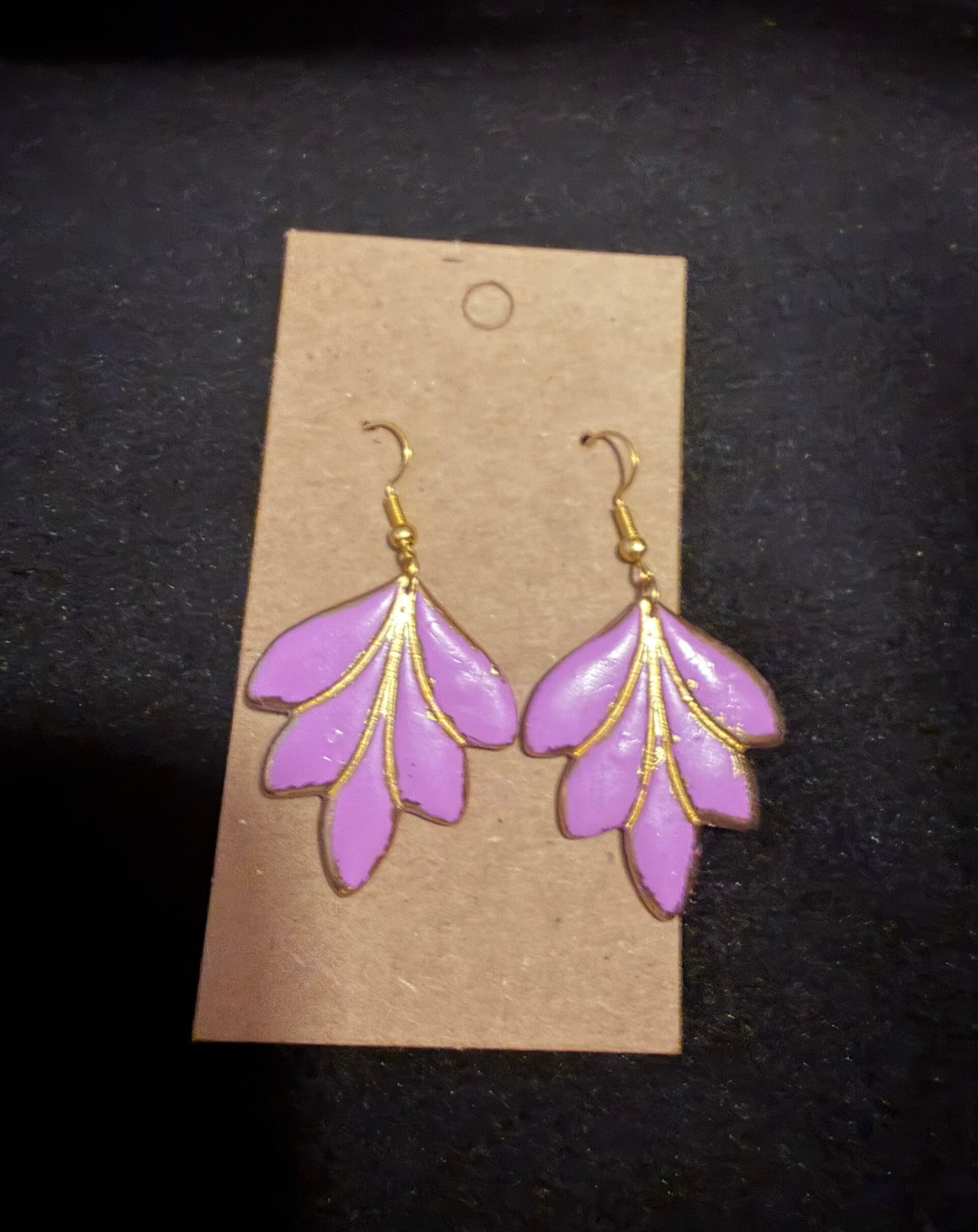 Modèles feuilles violette pailletés.