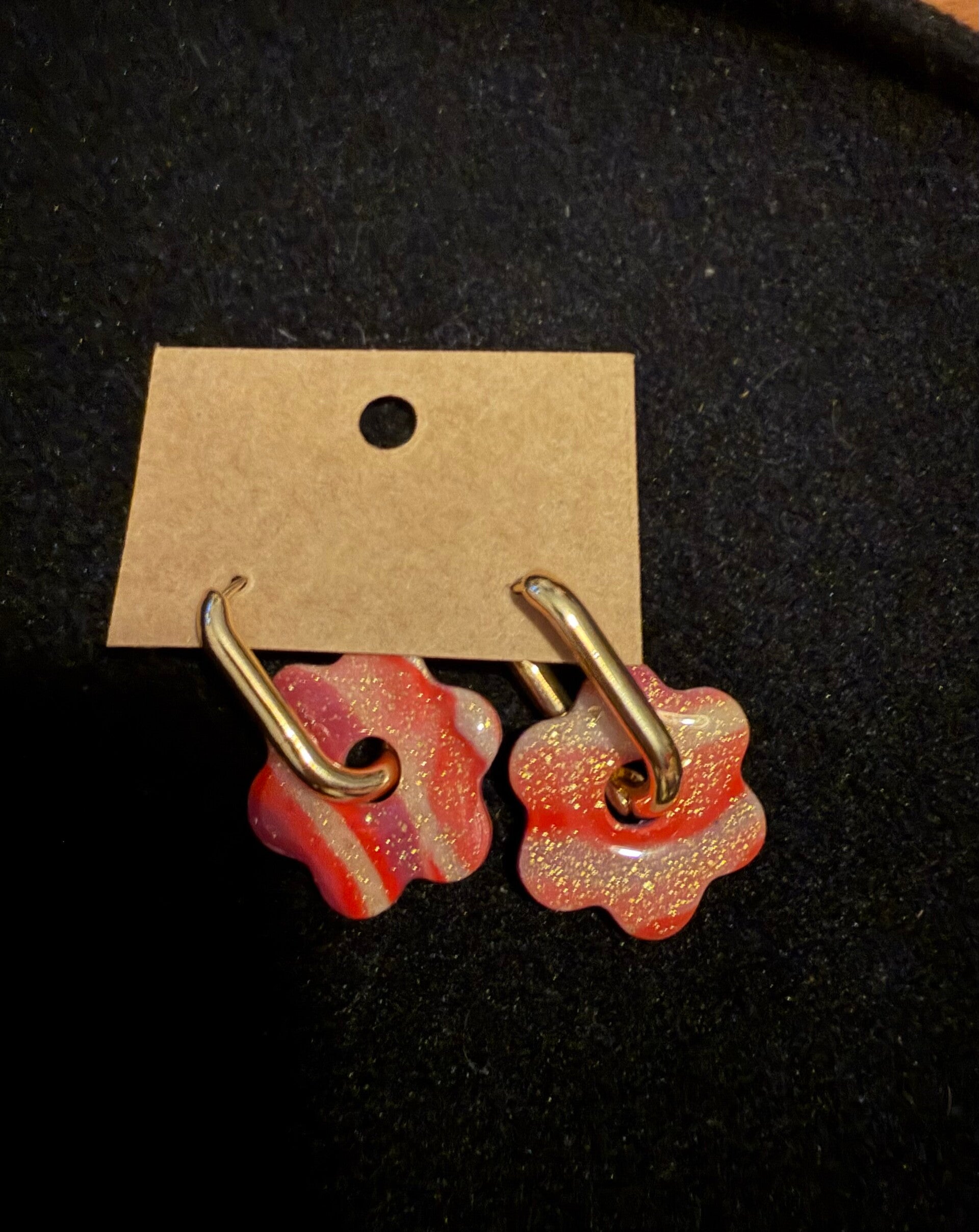 Modèles Anémone rouge blanche avec des paillettes.