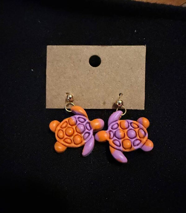Modèles tortue orange et violette.