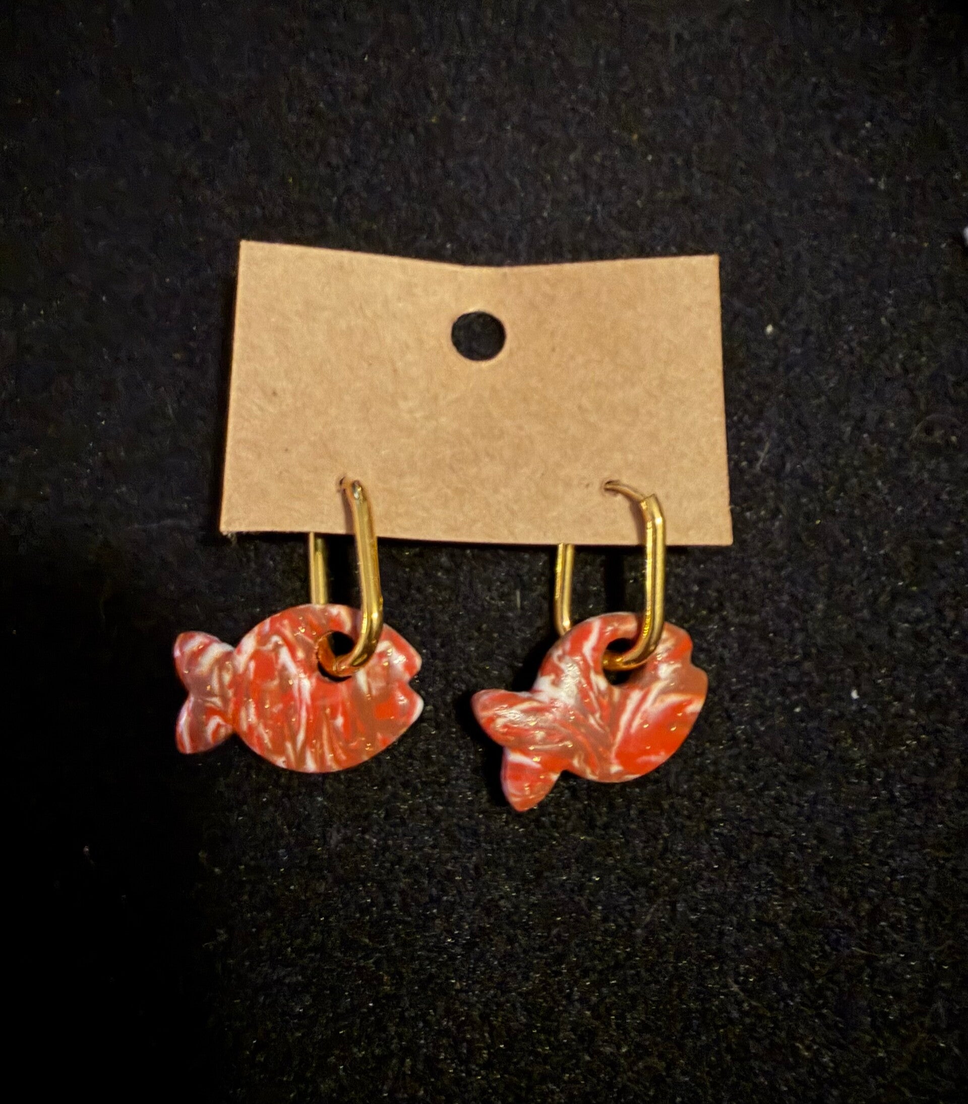 Modèles poisson marron et rouge.