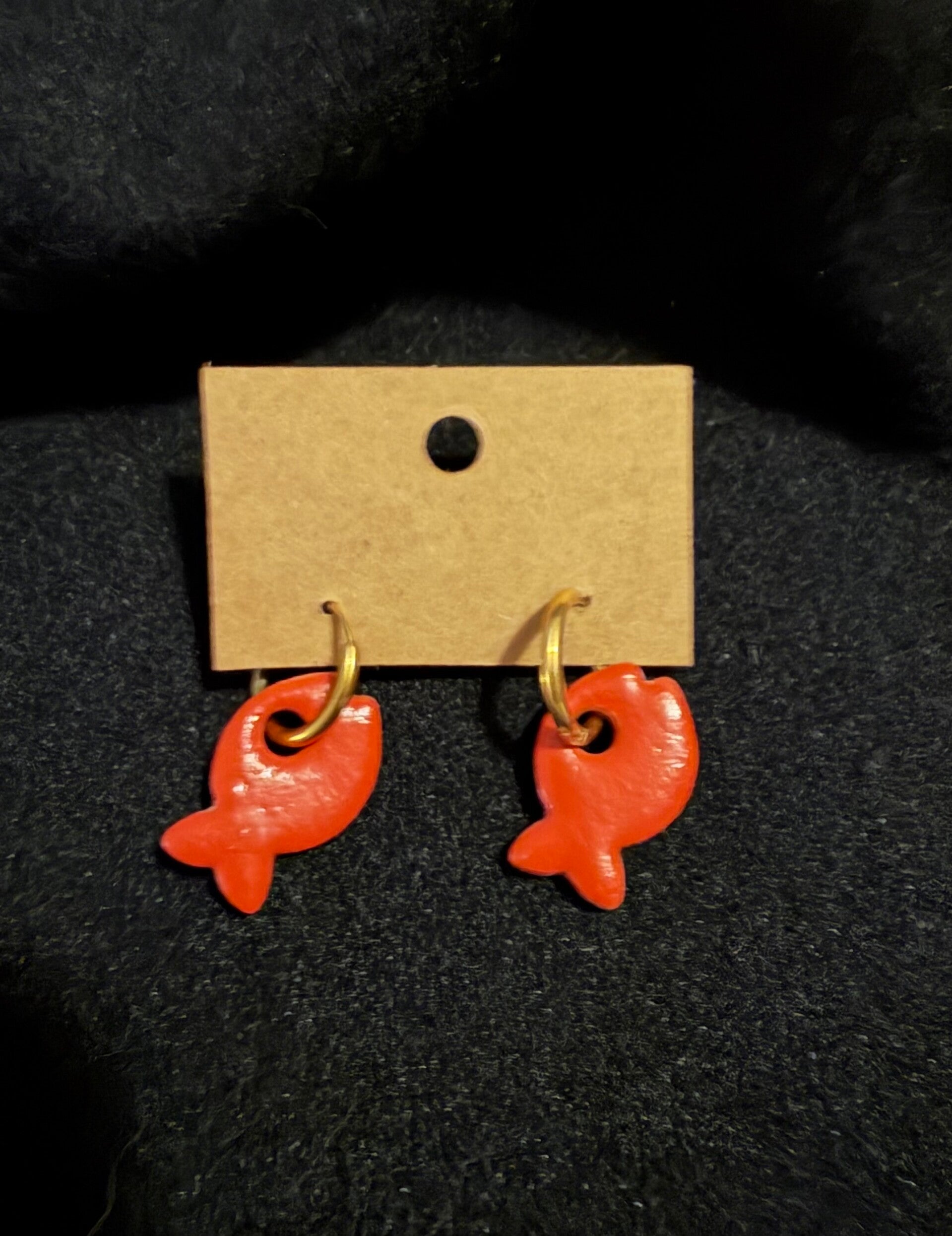Boucles d’oreilles poisson marron orangé.