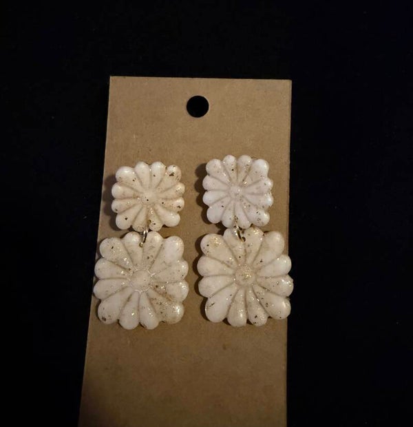 Modèles Perrine blanche pailletés.