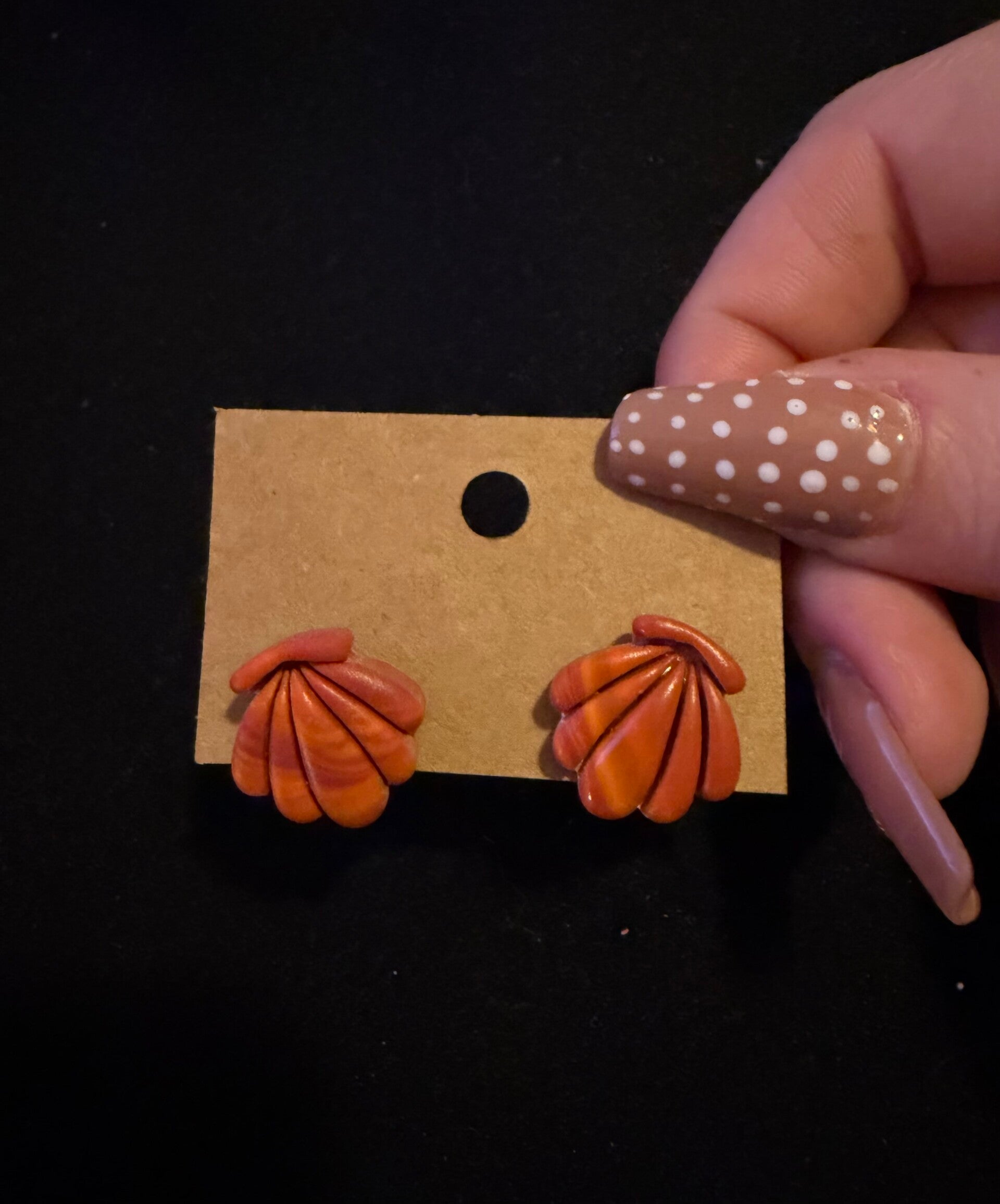 Modèles coquillage marron et orange.