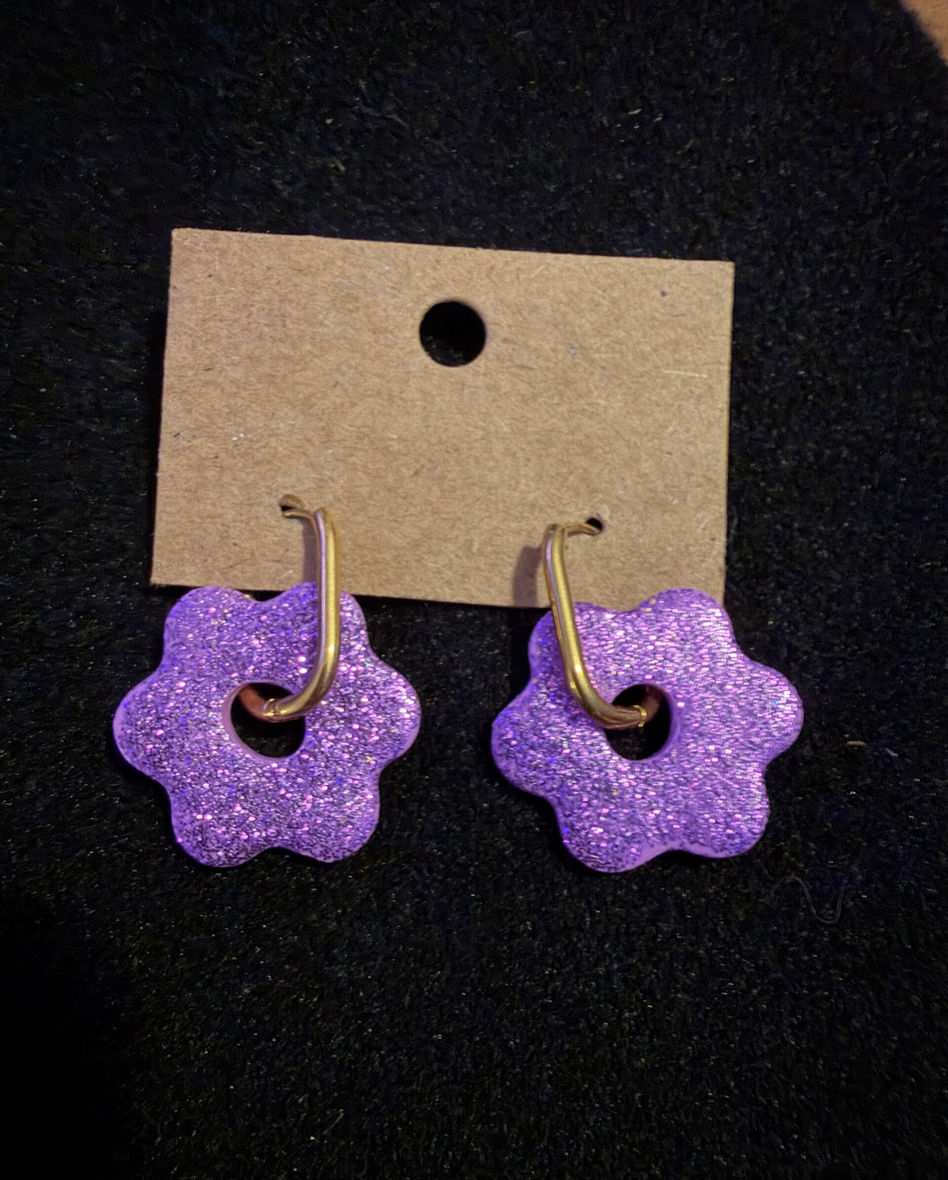 Modèles anémone violette pailletés.