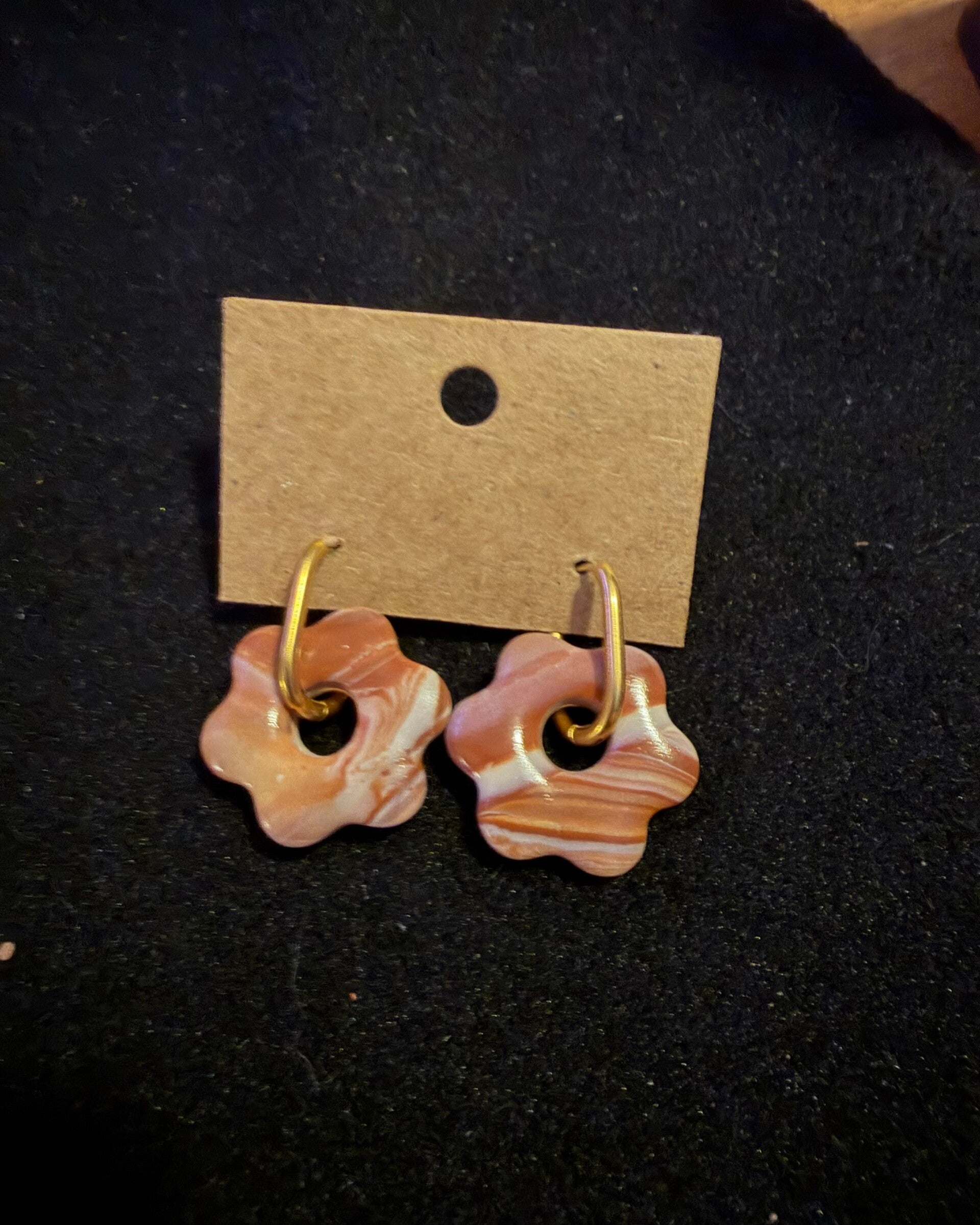 Modèles anémone marron et blanche.