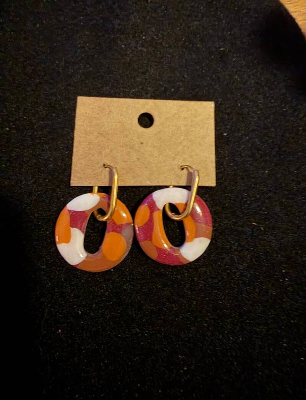 Modèles Mona blanche orange et bordeaux.