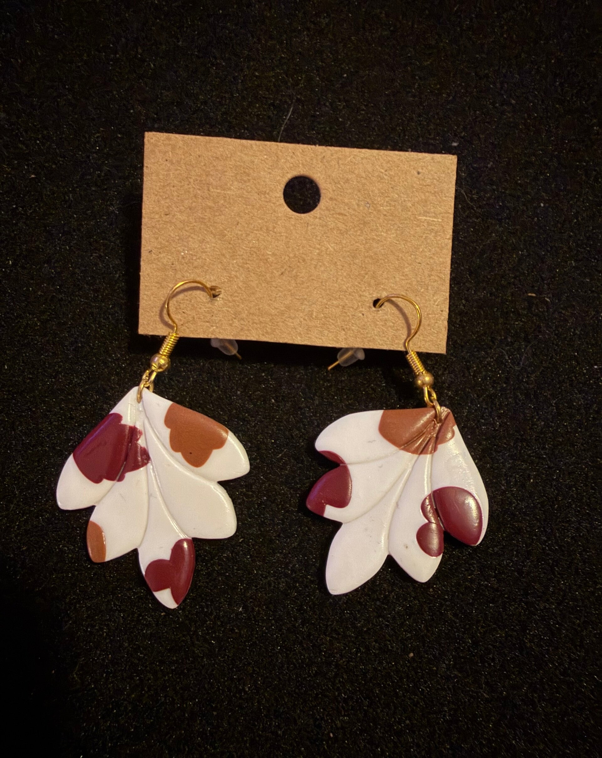 Modèles blanche marron et bordeaux.