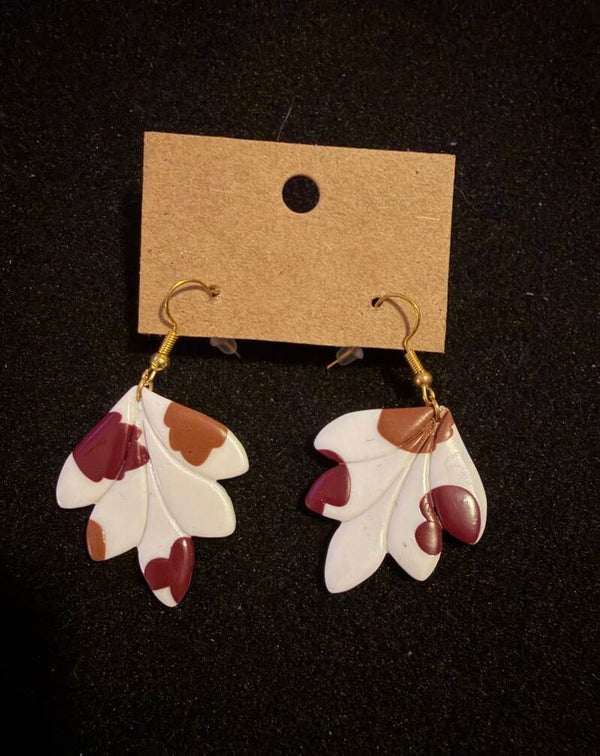 Modèles blanche marron et bordeaux.