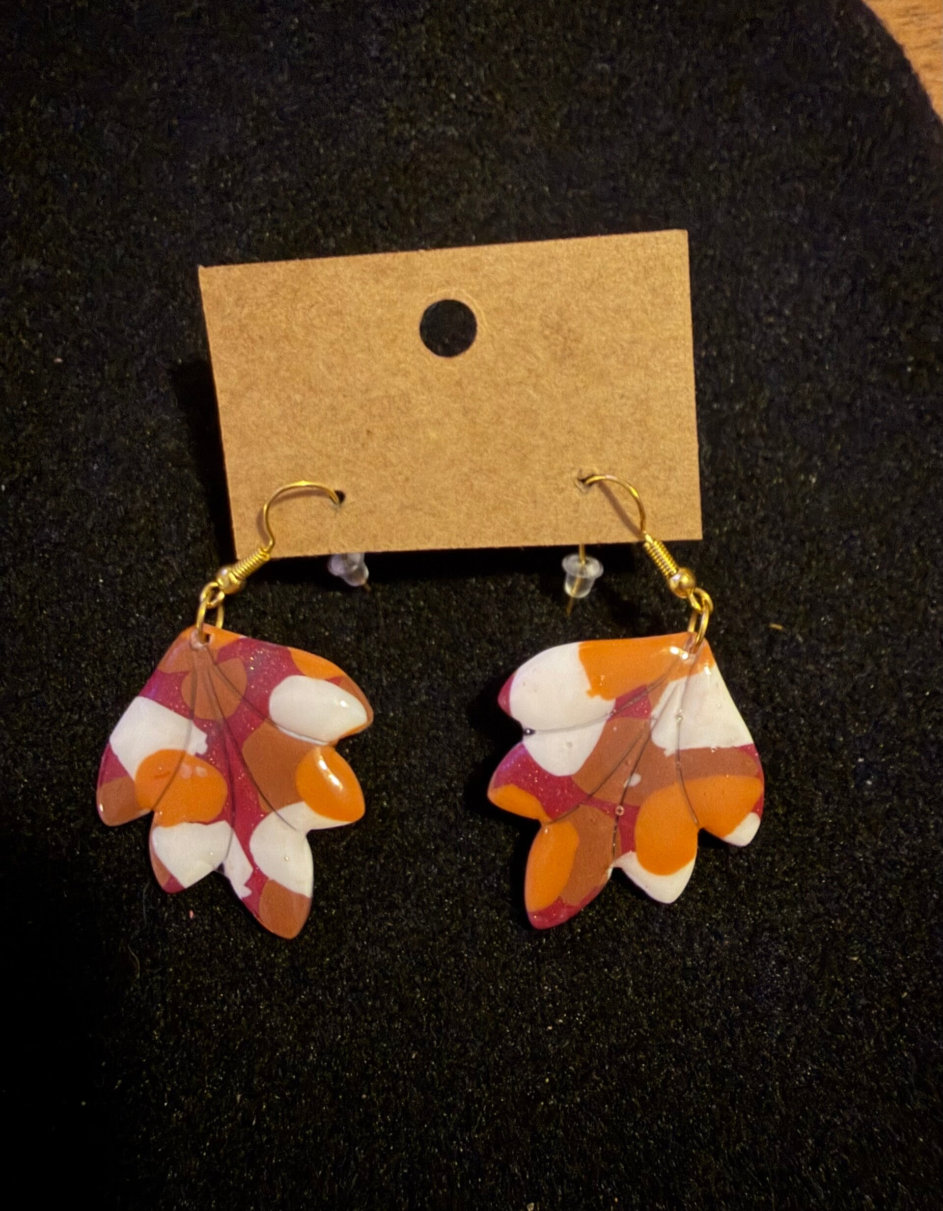 Modèles feuilles blanche orange et bordeaux.