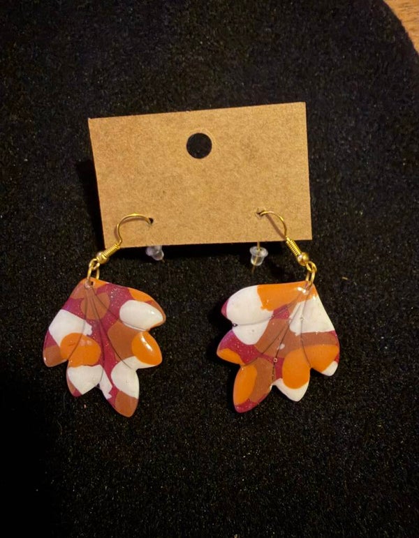 Modèles feuilles blanche orange et bordeaux.