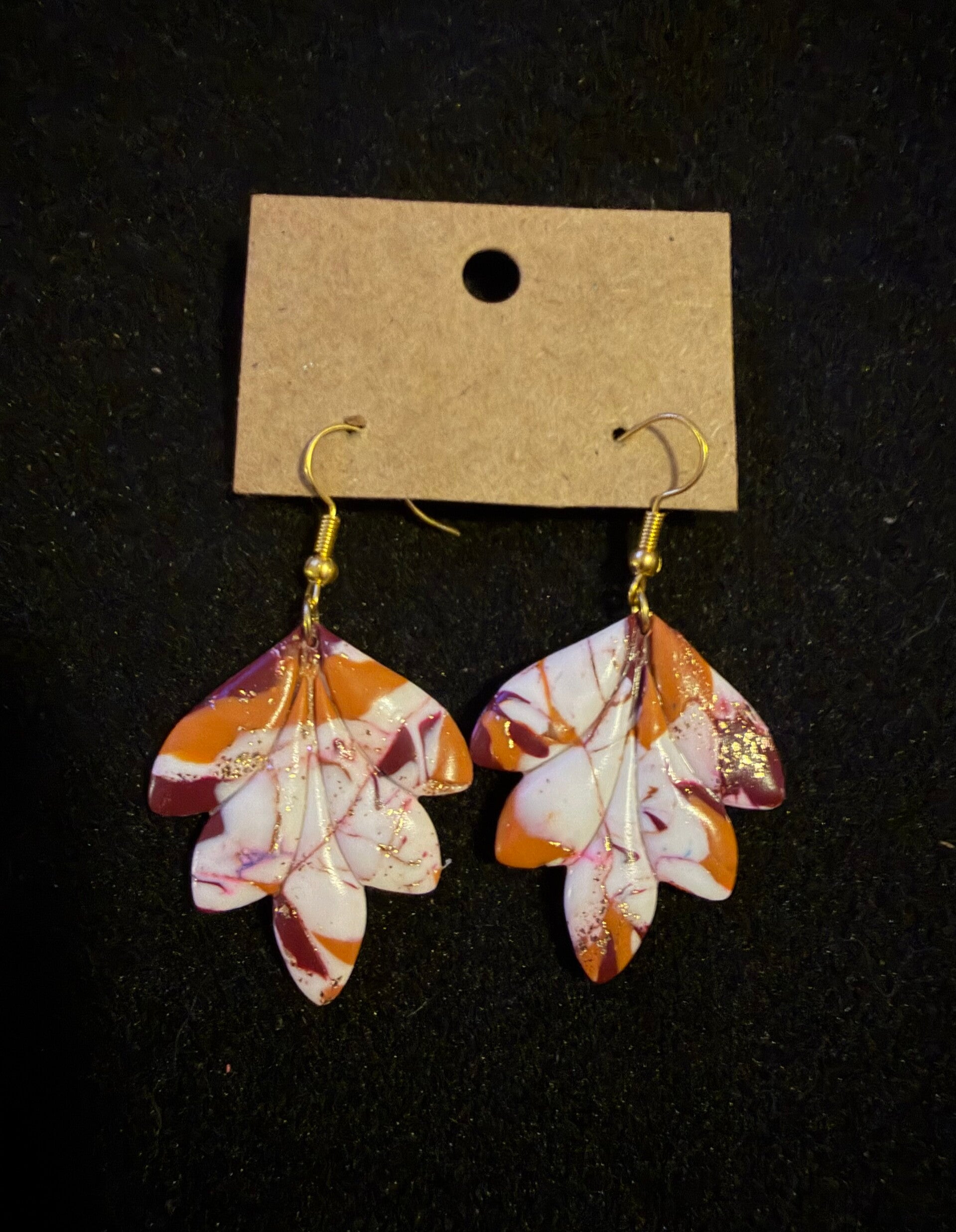 Modèles feuilles blanche orange et bordeaux.