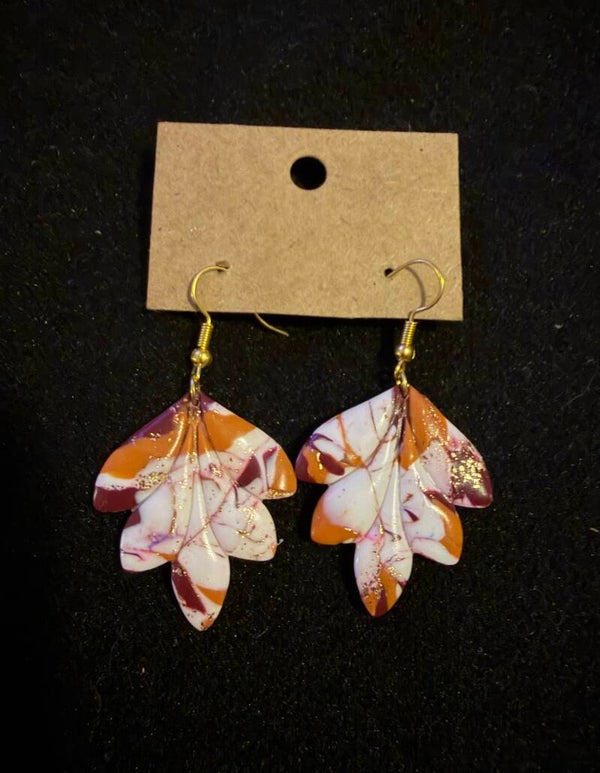 Modèles feuilles blanche orange et bordeaux.