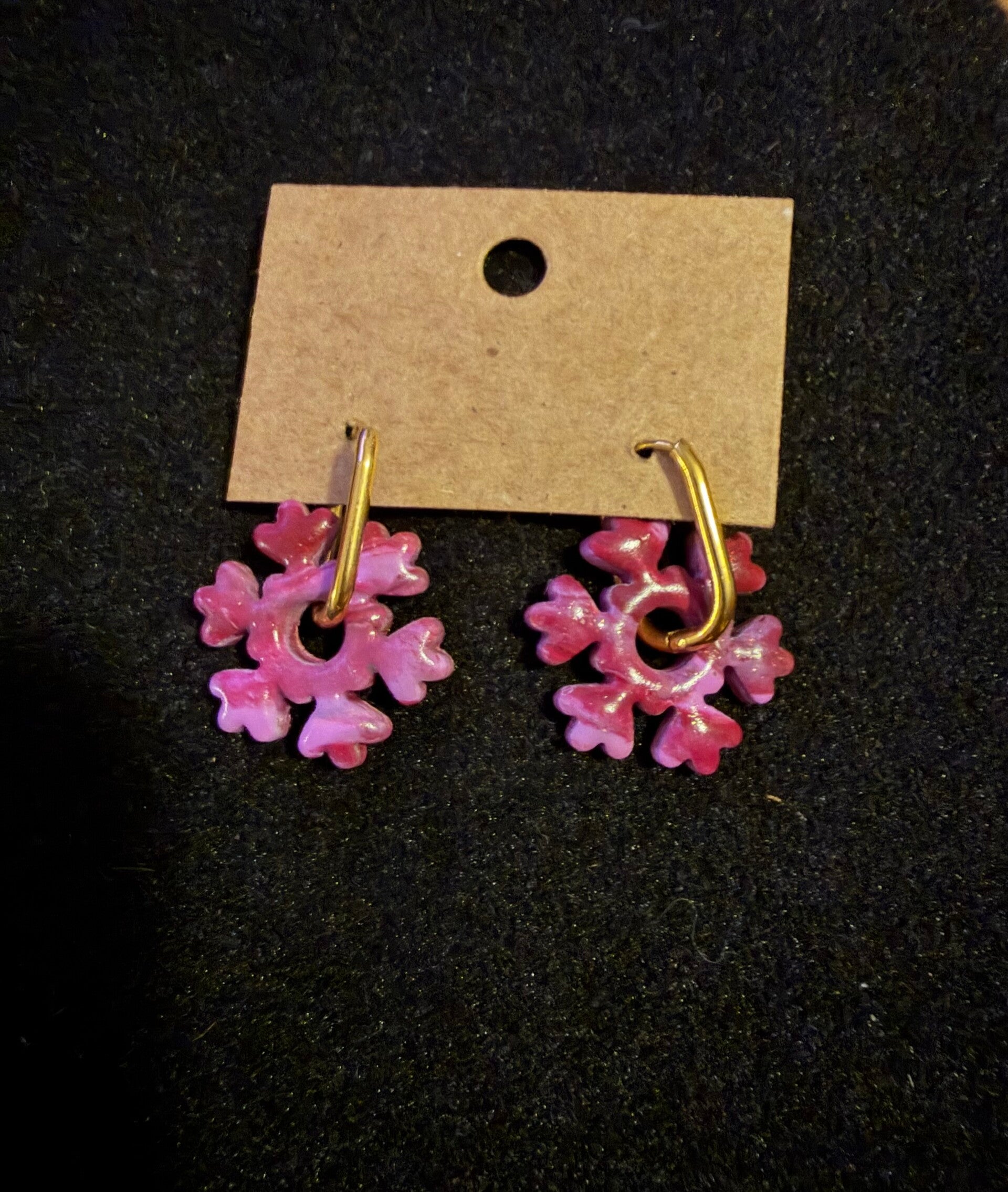 Modèles flocon rose et bordeaux.