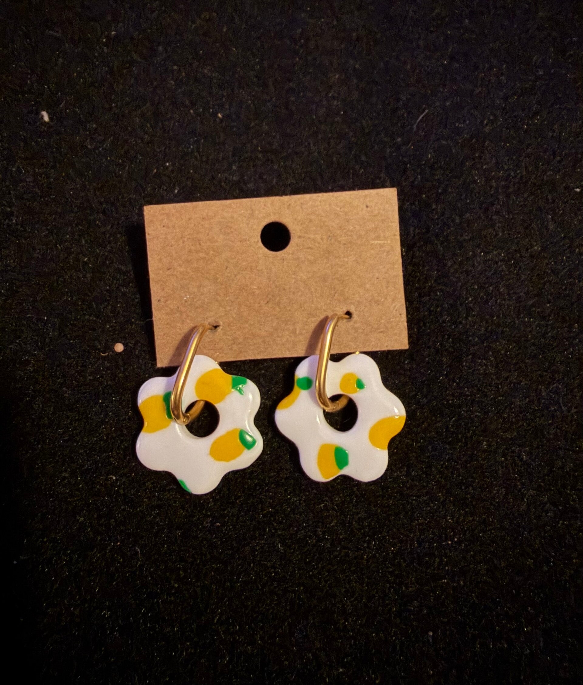 Modèles anémone blanche avec des citrons.