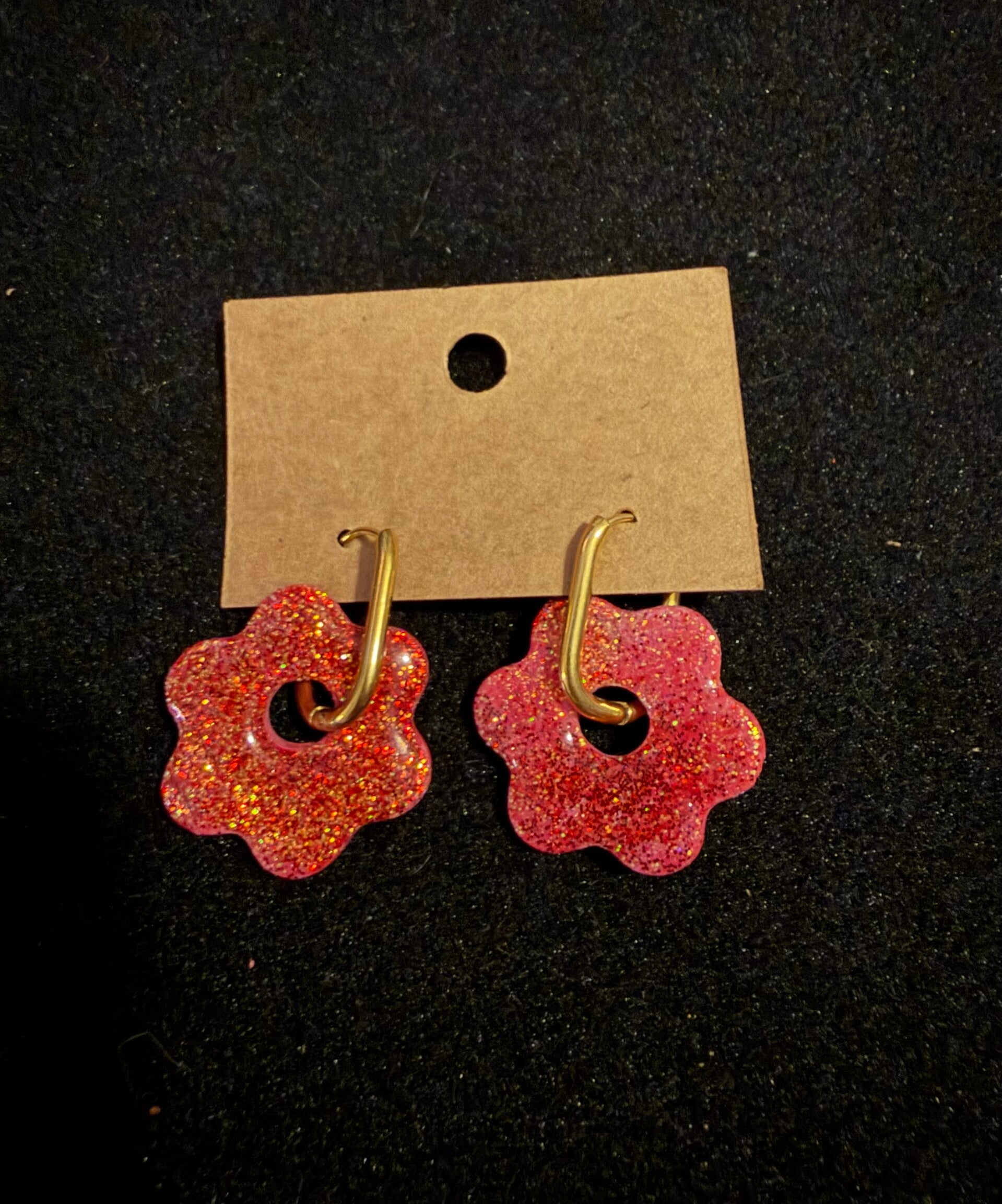 Modèles anémone rouge pailletés.