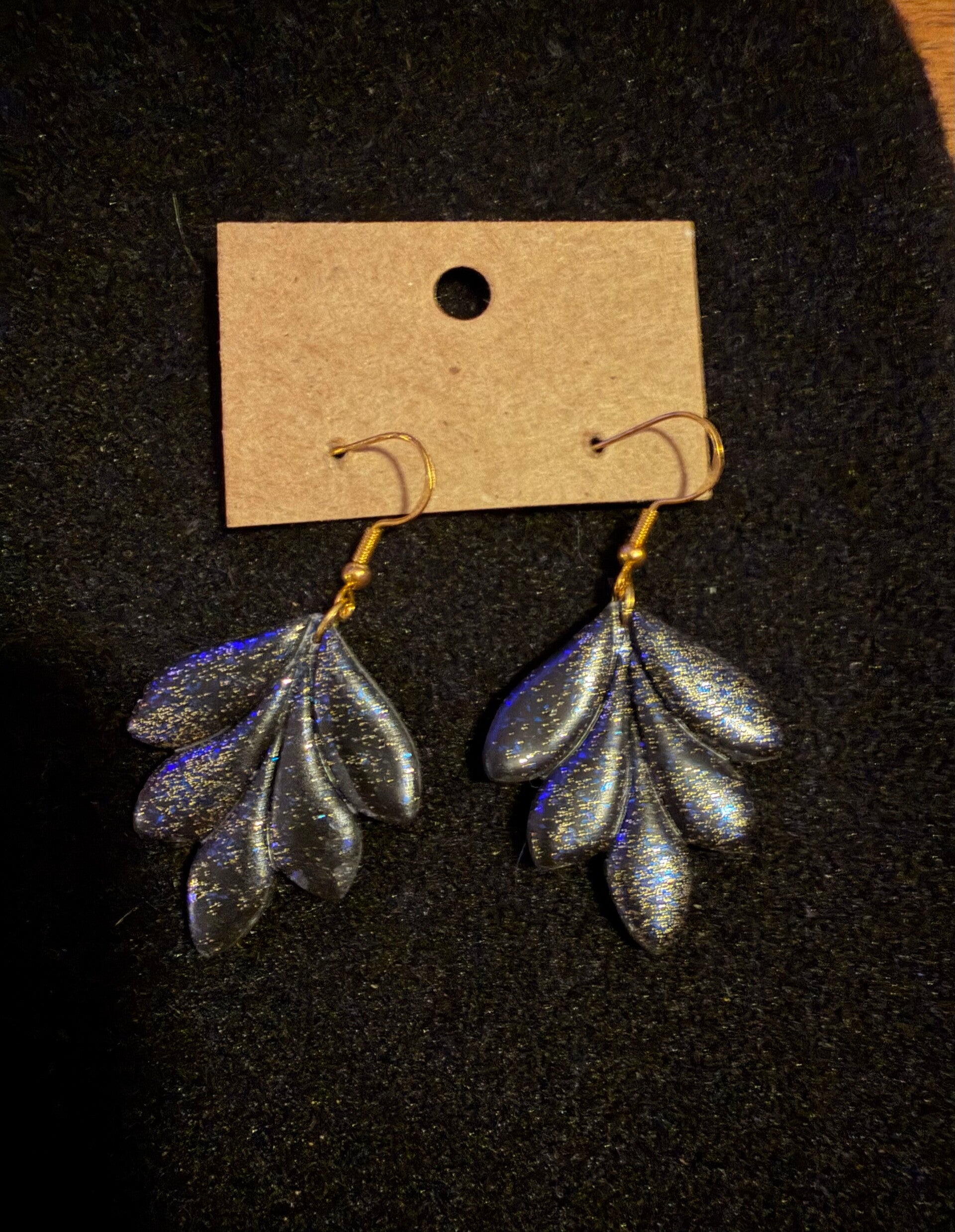 Modèles feuilles noir pailletés.