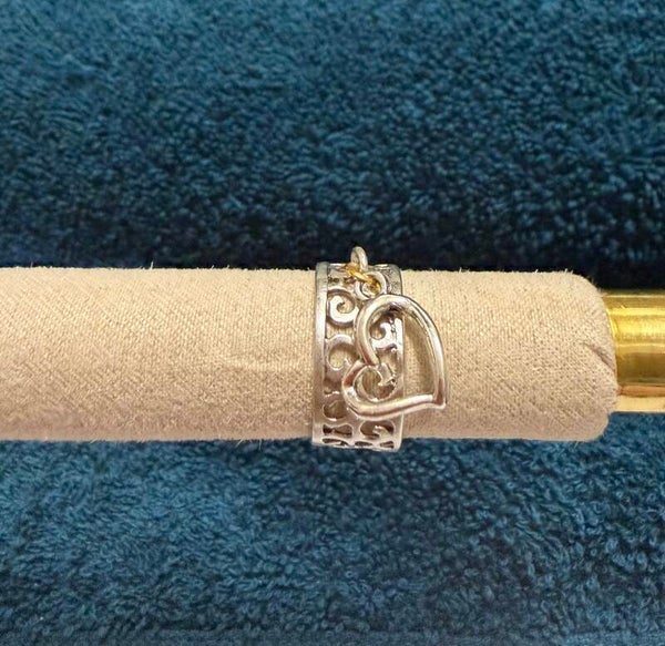 Bague a breloque coeur.