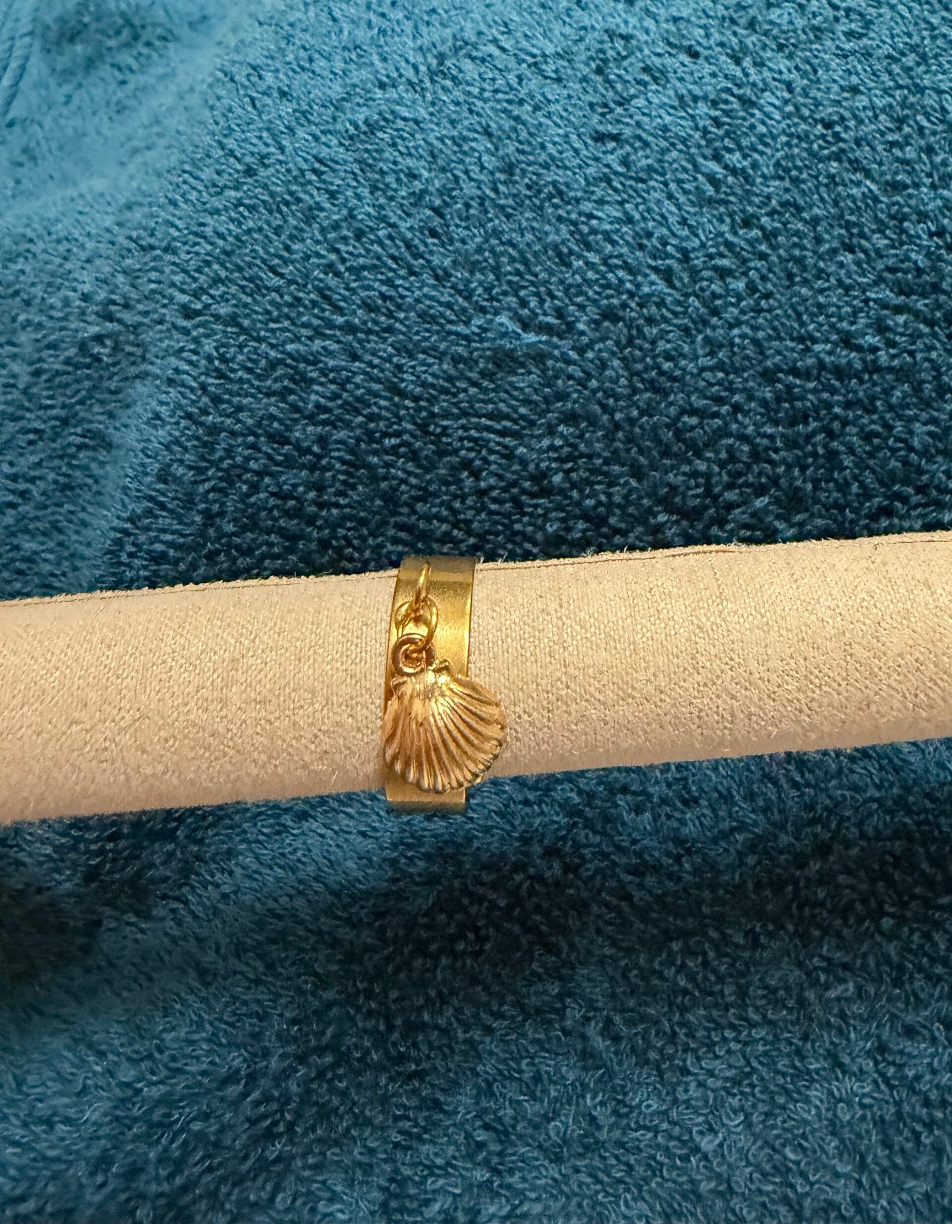 Bague a breloque coquillages.