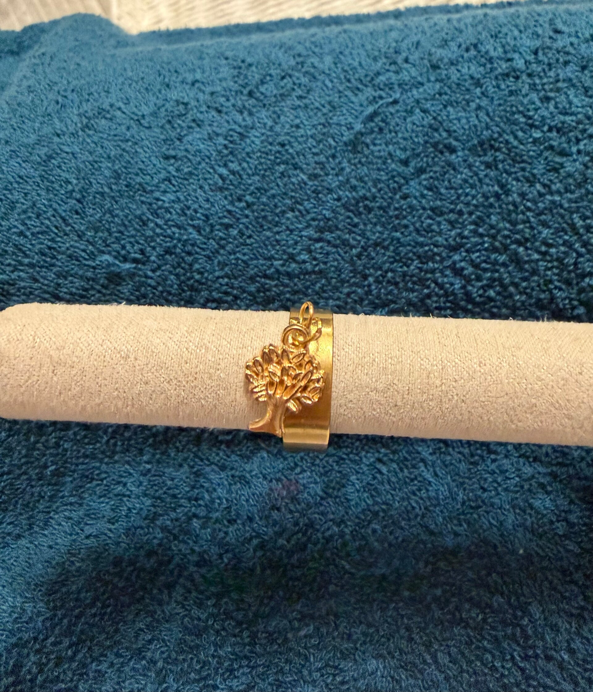 Bague a breloque arbre.