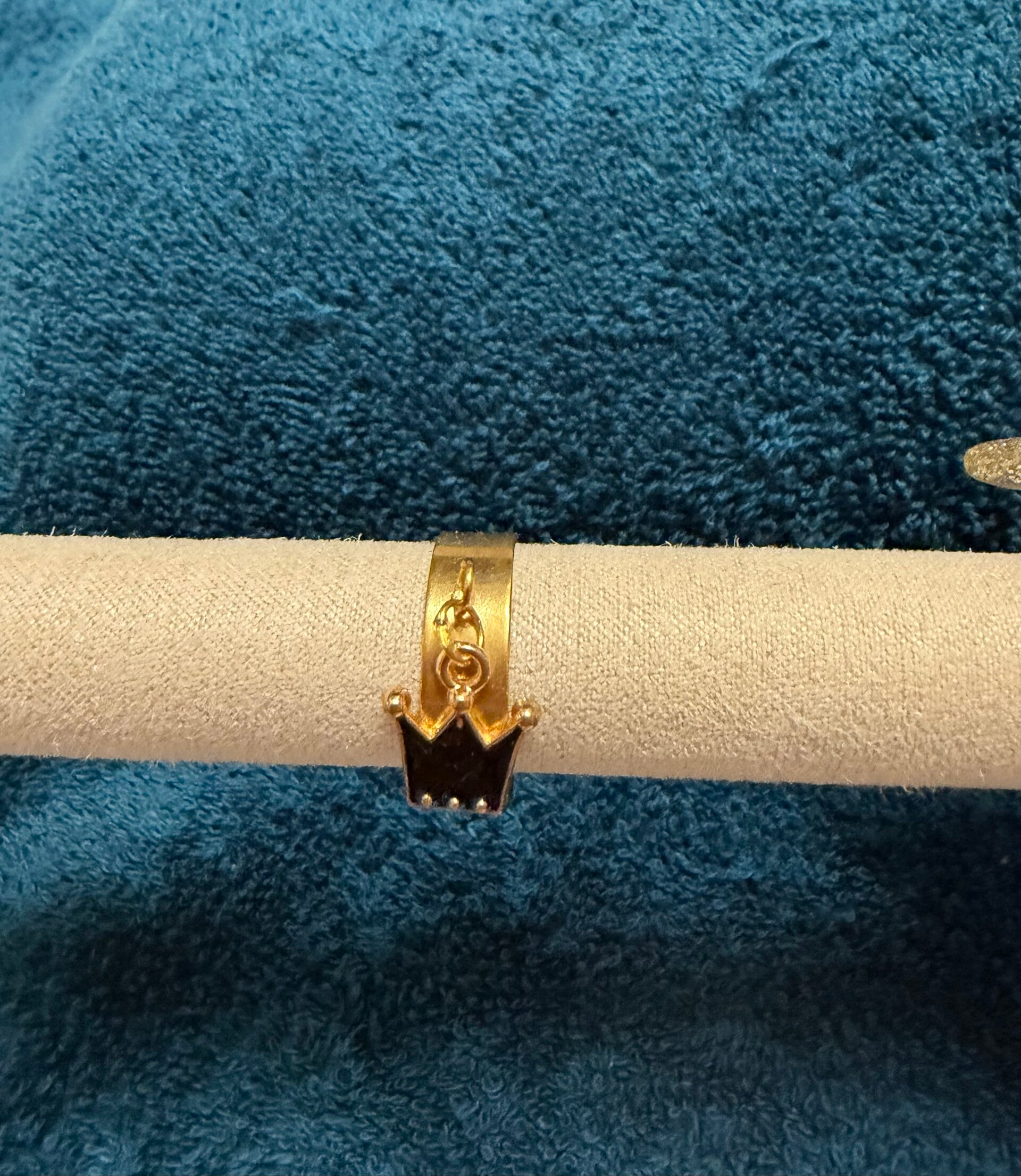 Bague a breloque couronne noir.