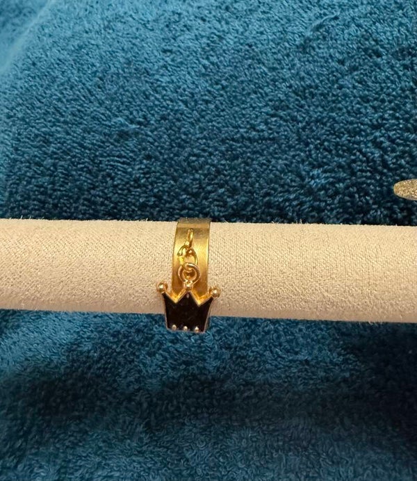 Bague a breloque couronne noir.