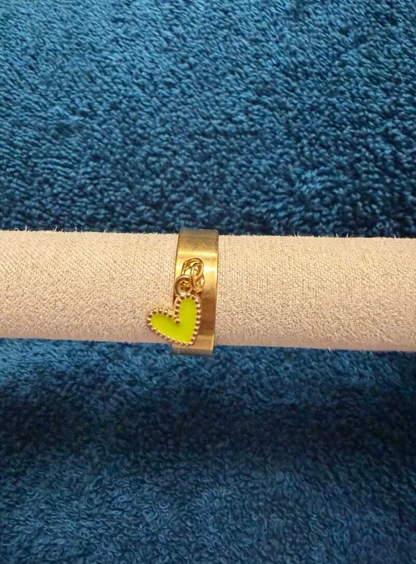 Bague a breloque coeur jaune.