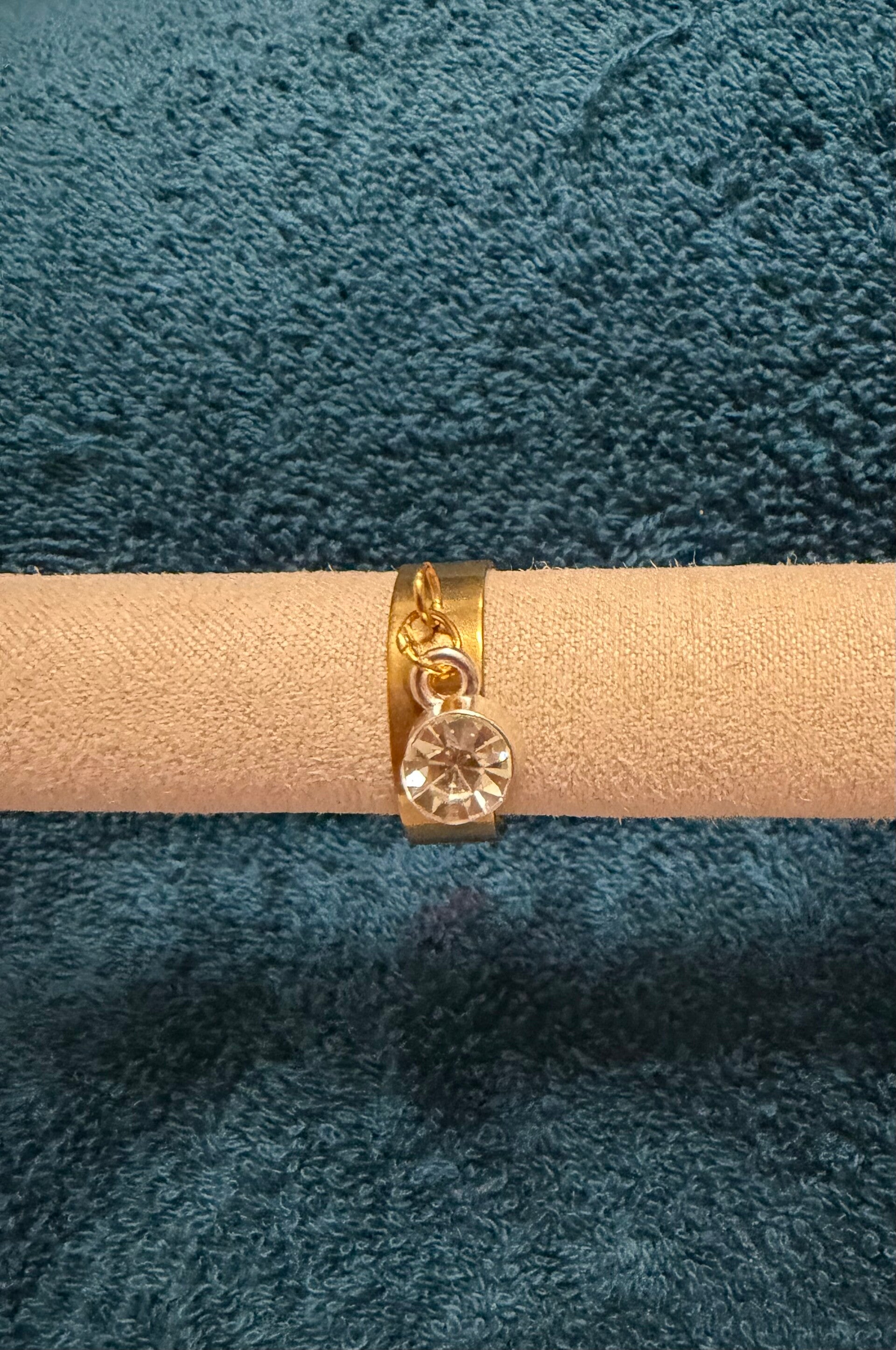 Bague a breloque blanche.