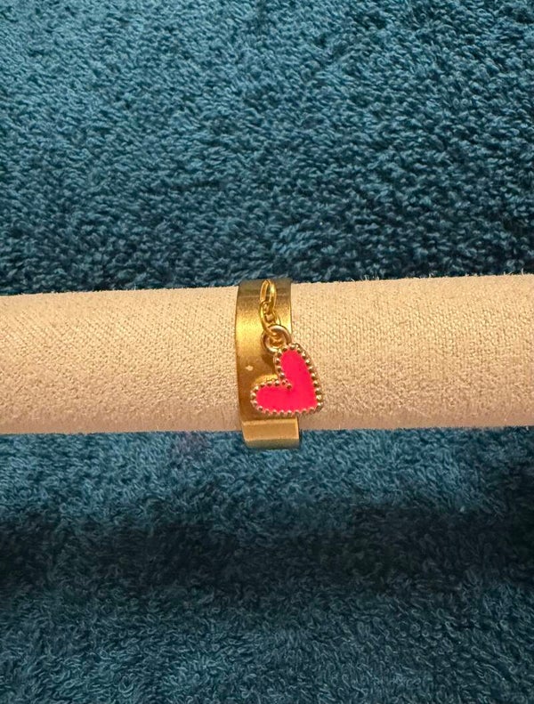 Bague a breloque cœur rouge.