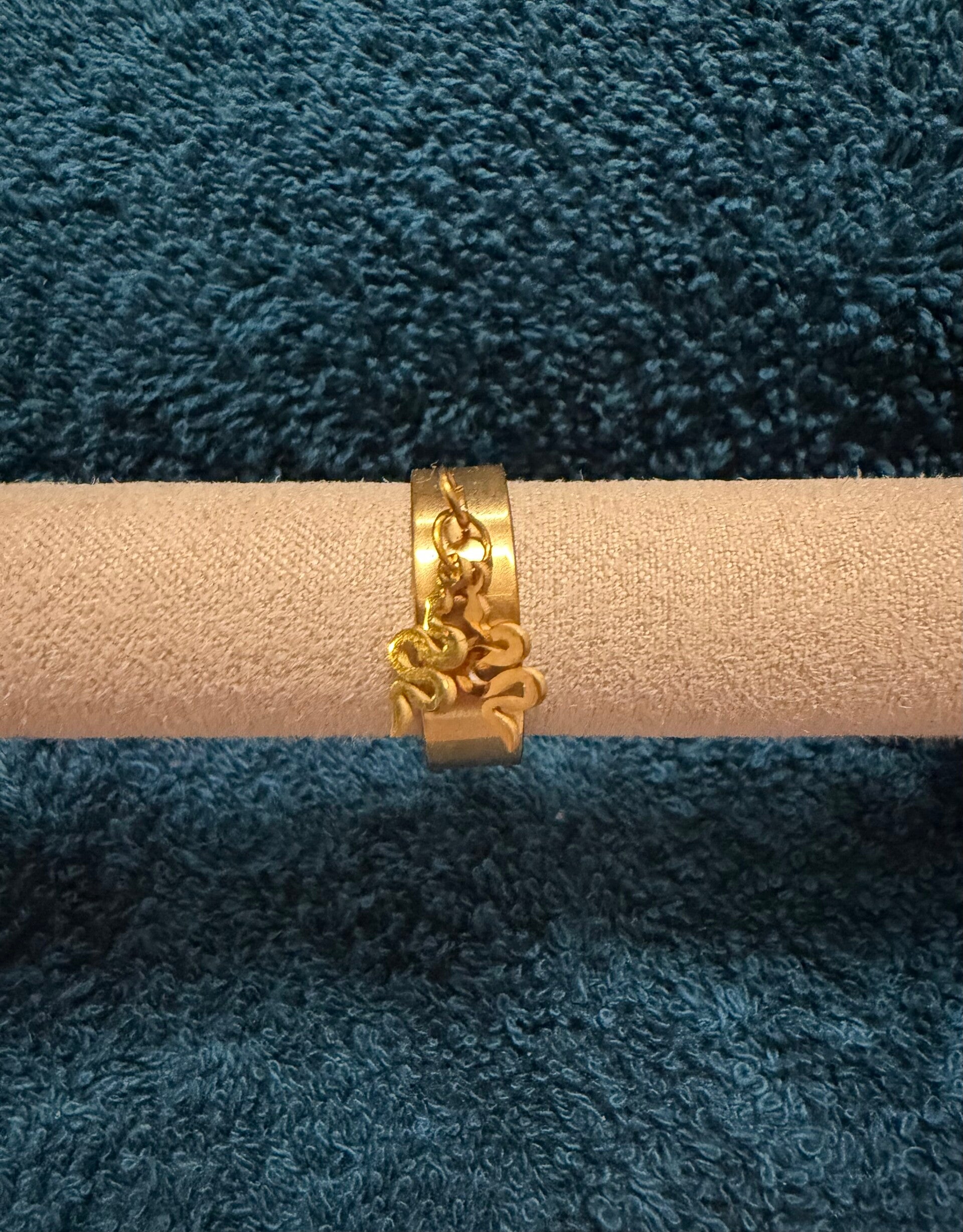 Bague a breloque serpent.