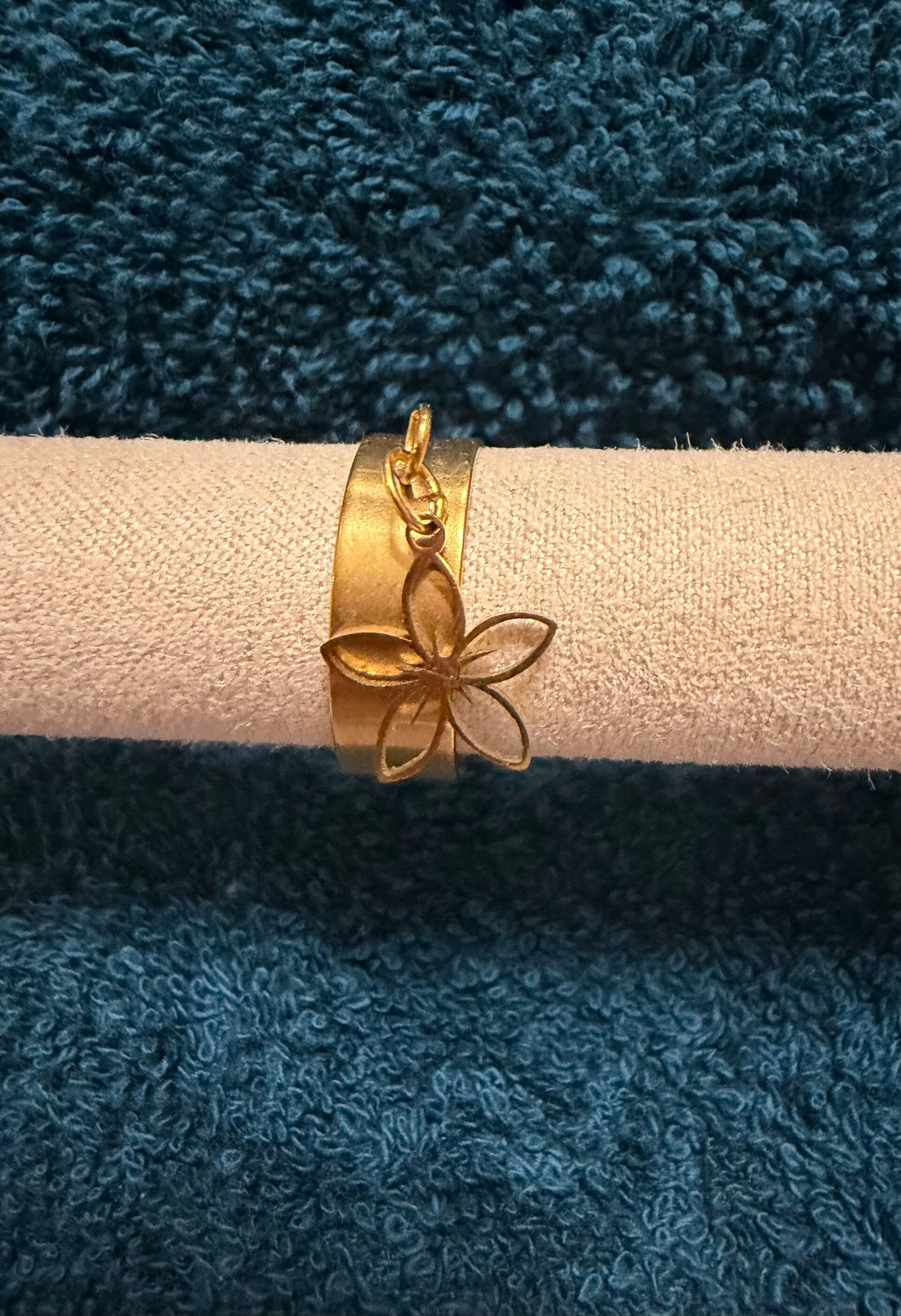 Bague a breloque lys.