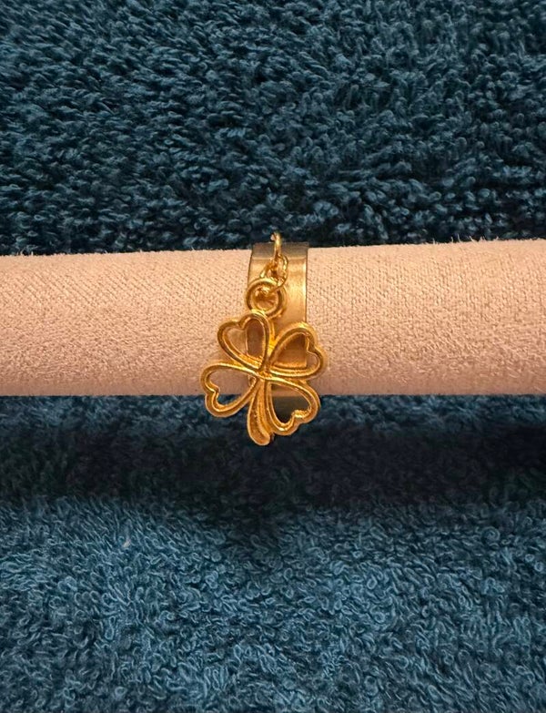 Bague a breloque trèfle.