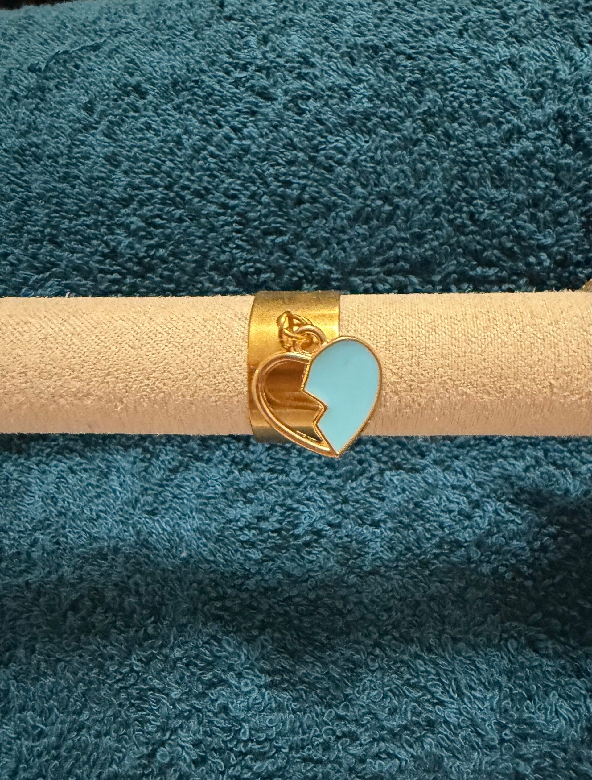 Bague a breloque cœur bleu.