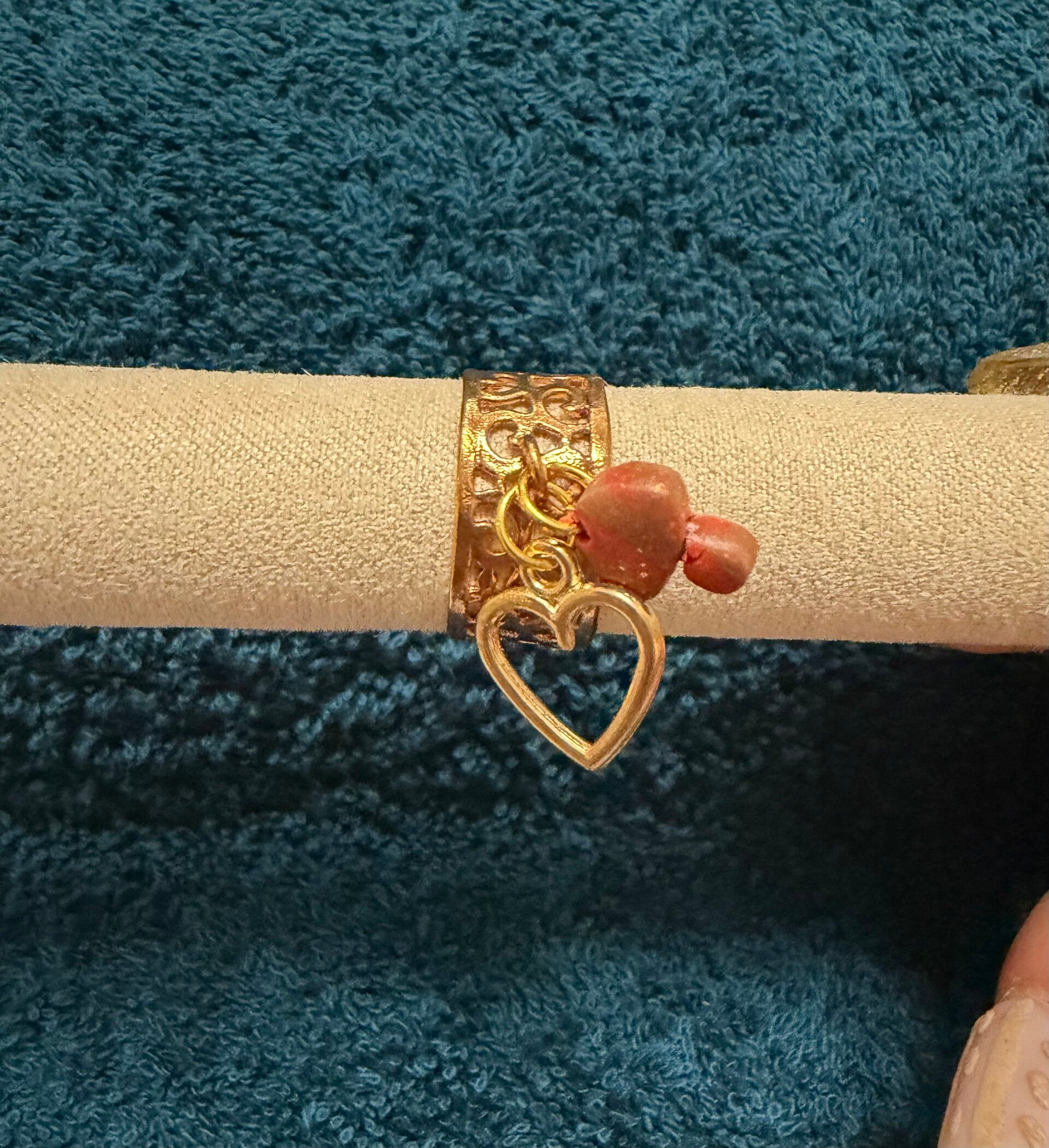 Bague a breloque cœur et champignon.