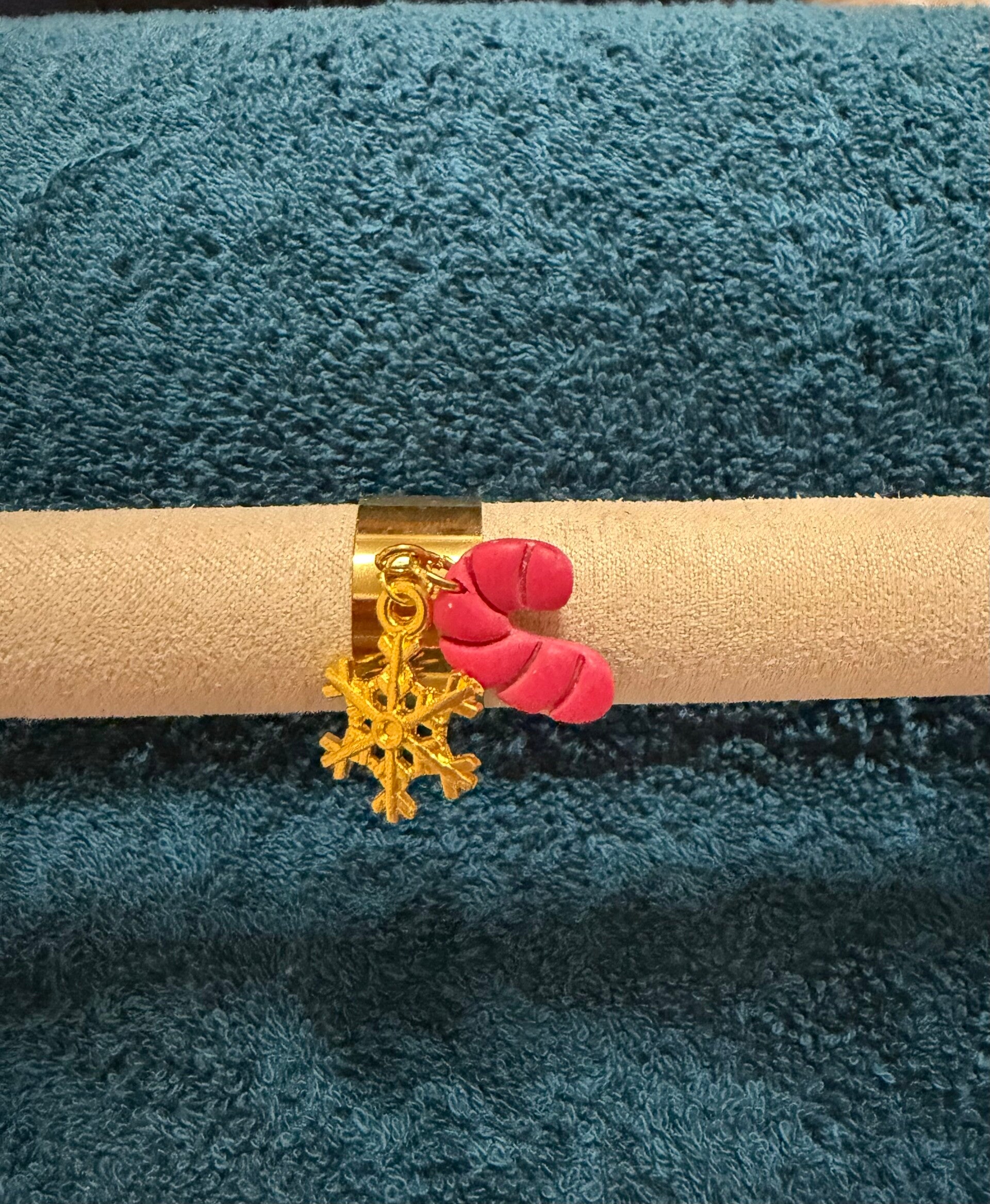 Bague a breloque sucre d’orges et flocon.