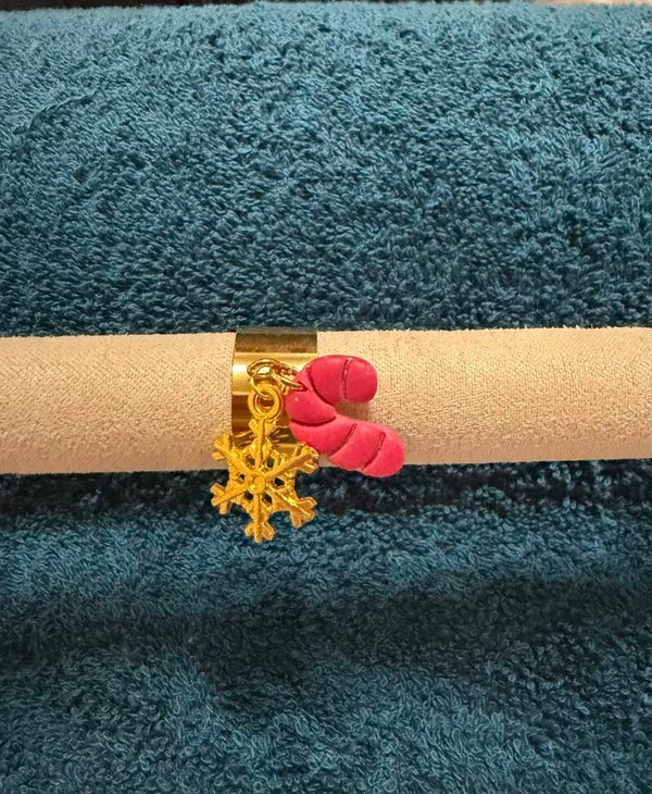 Bague a breloque sucre d’orges et flocon.