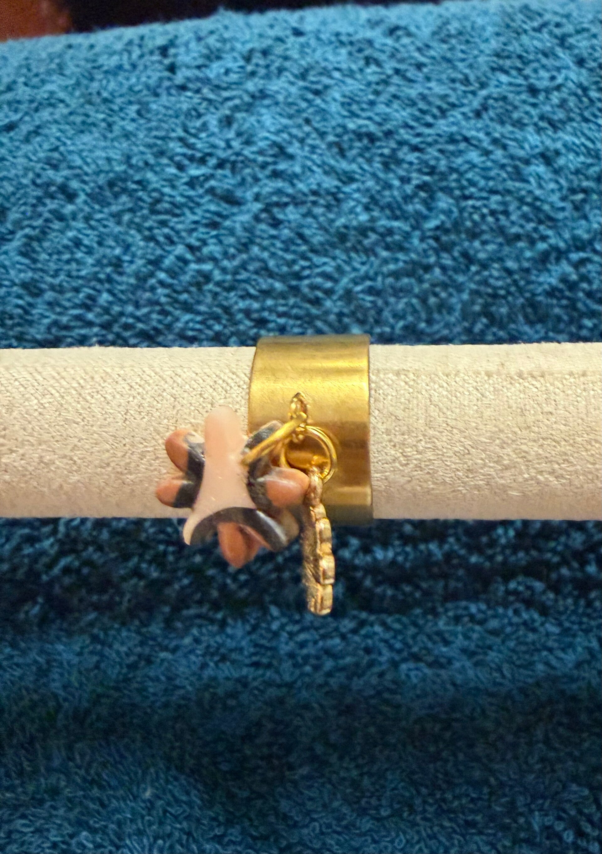 Bague a breloque fleure léopard et marguerite.