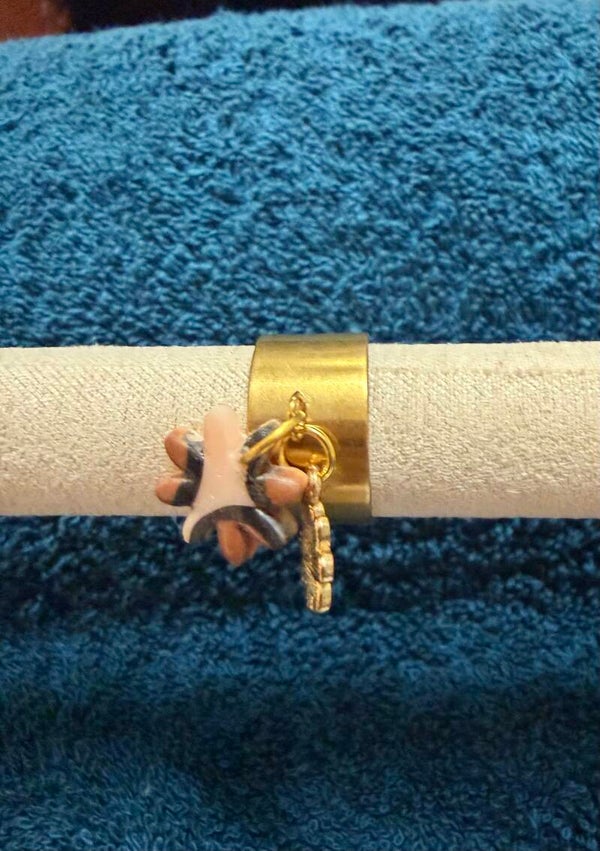 Bague a breloque fleure léopard et marguerite.