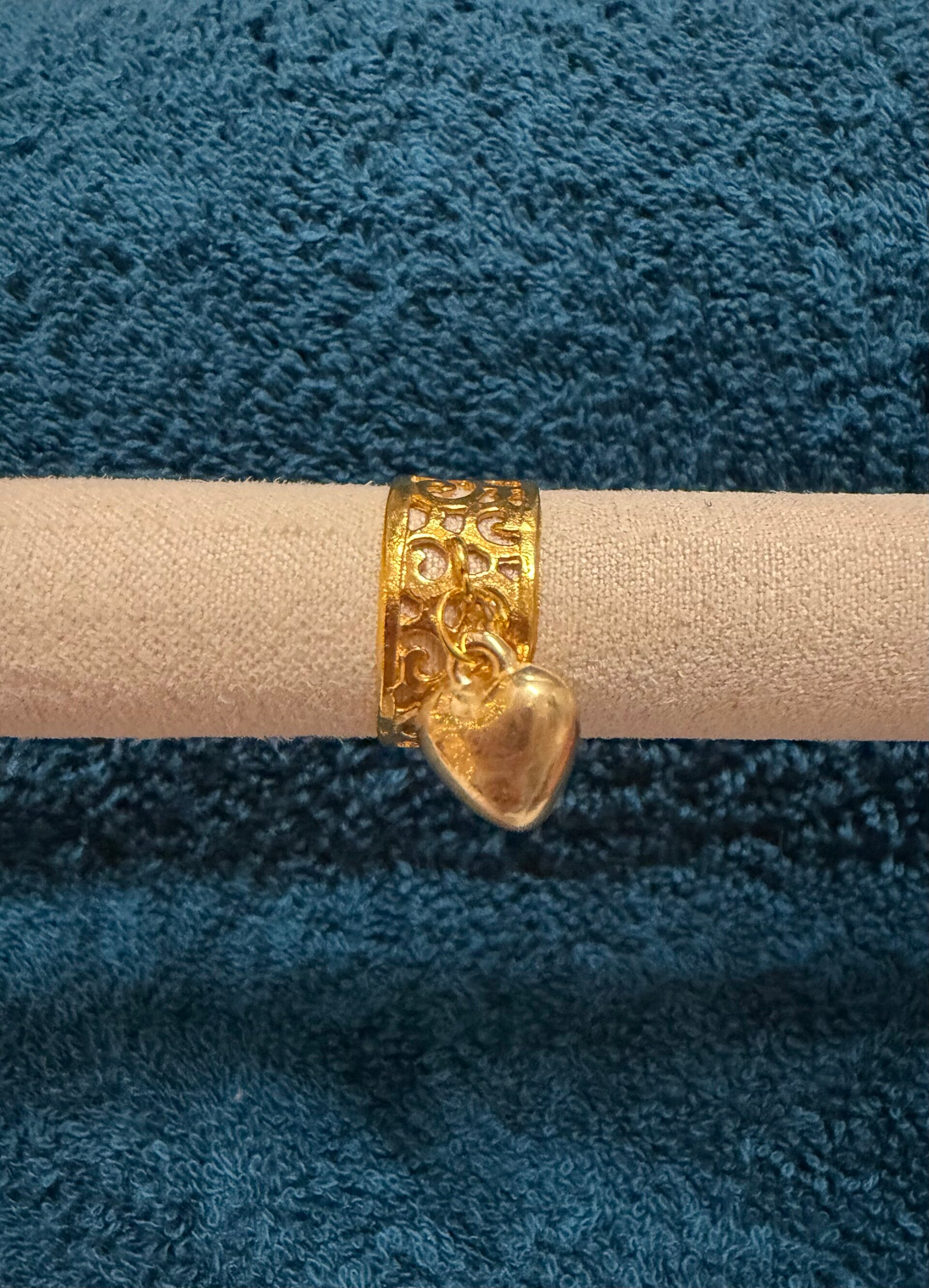 Bague a breloque cœur.