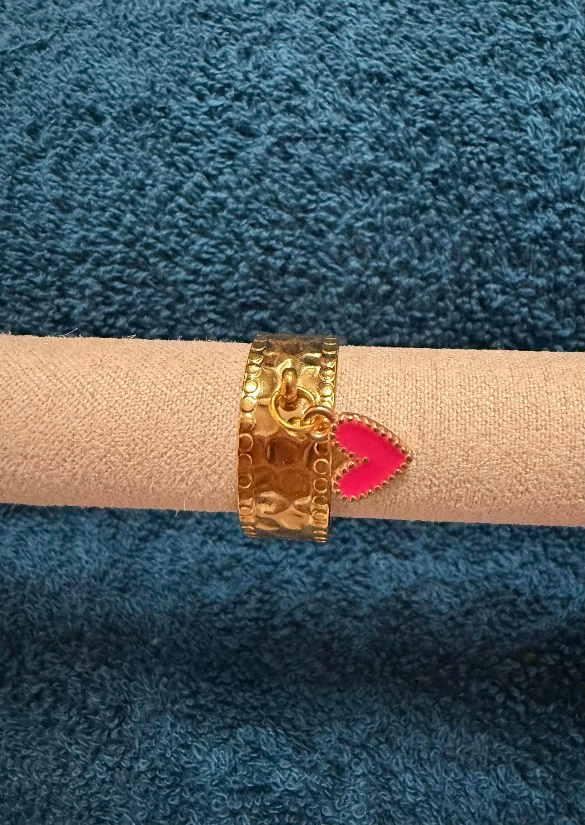 Bague a breloque cœur rose.