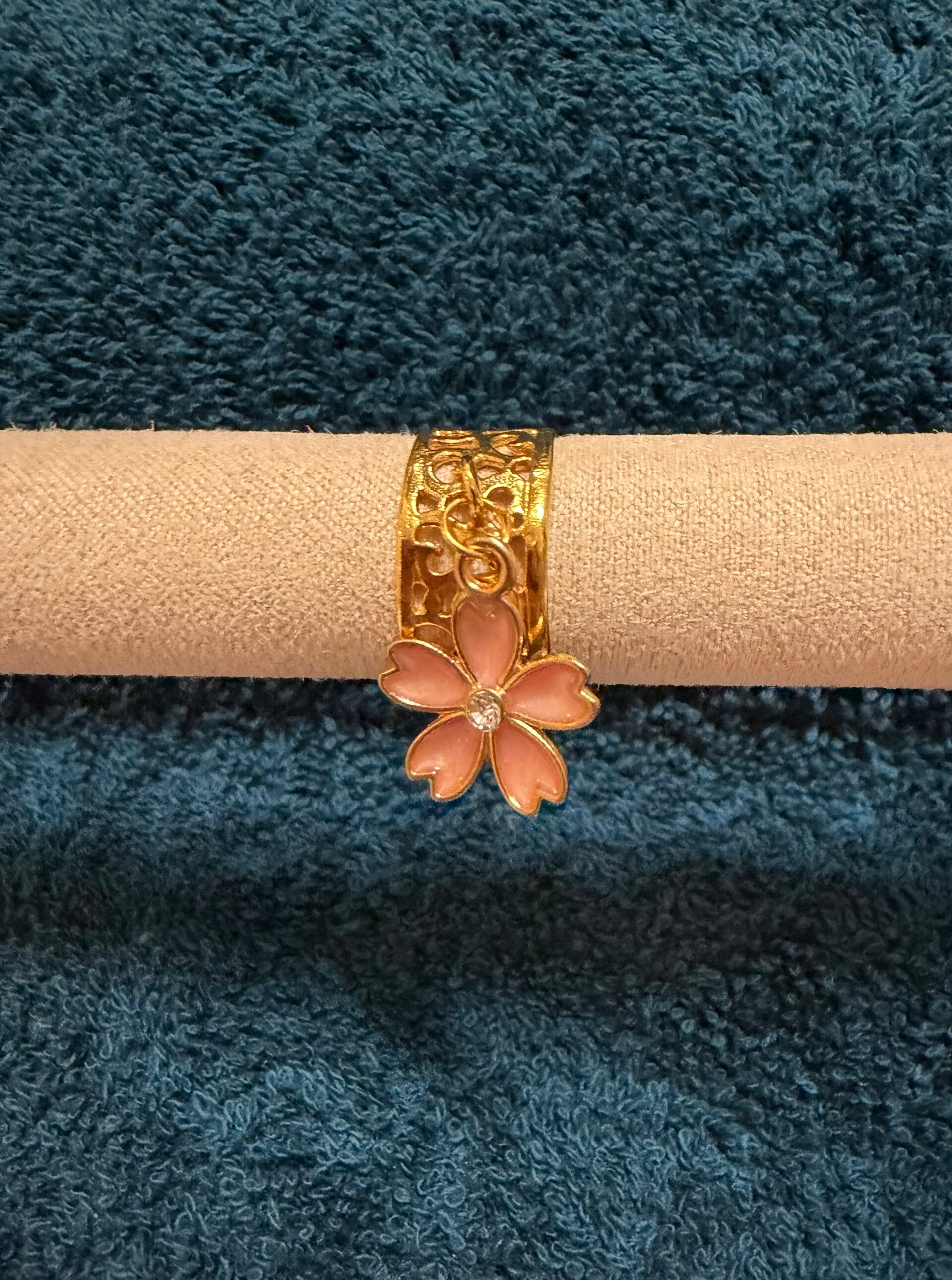 Bague a breloque fleure rose.