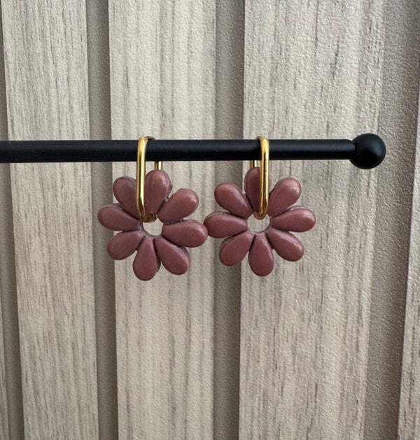 Boucles d’oreilles Camelia marron.