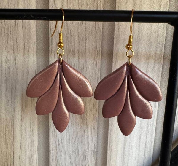 Boucles d’oreilles flexibles marron.