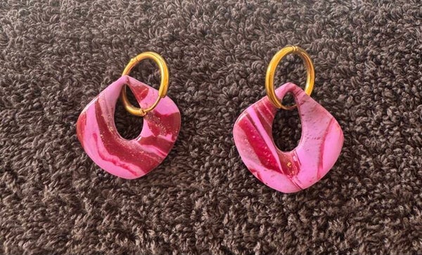 Boucles d’oreilles Créoles rose bordeaux.