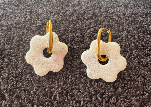 Boucles d’oreilles Anémone blanche pailletée.