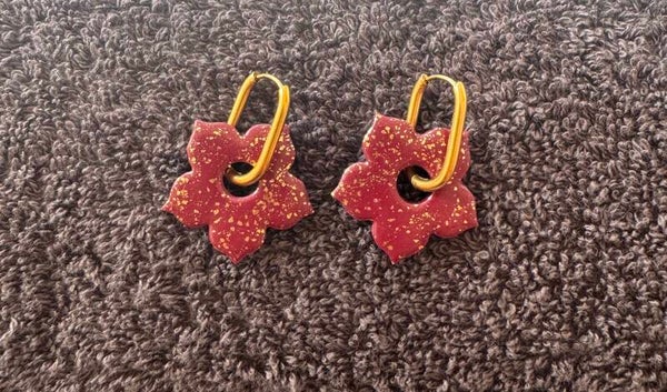 Boucles d’oreilles bordeaux pailletée.